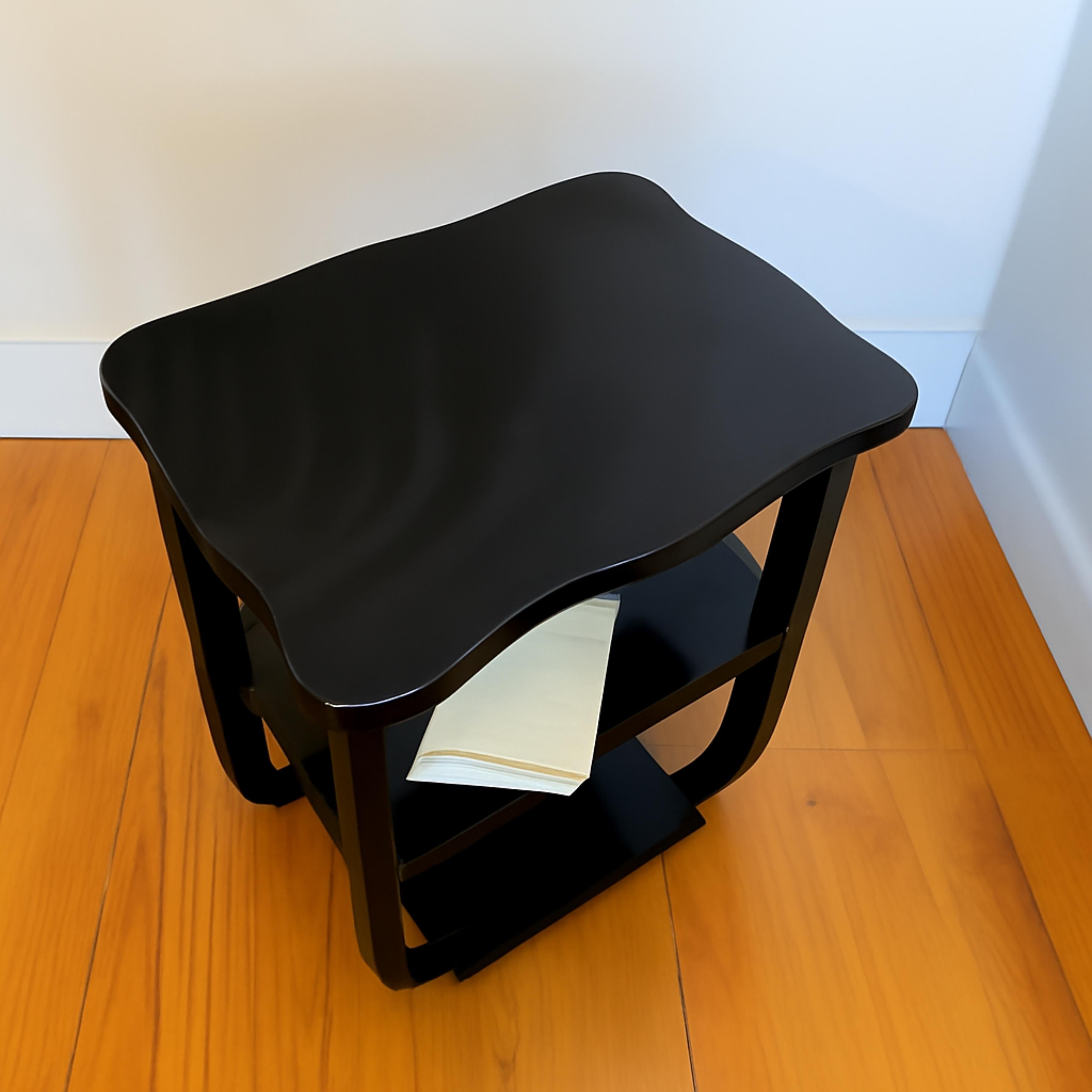 Art Deco Black Lacquer Side Table, 20th Century In Good Condition For Sale In Lisbon, PT