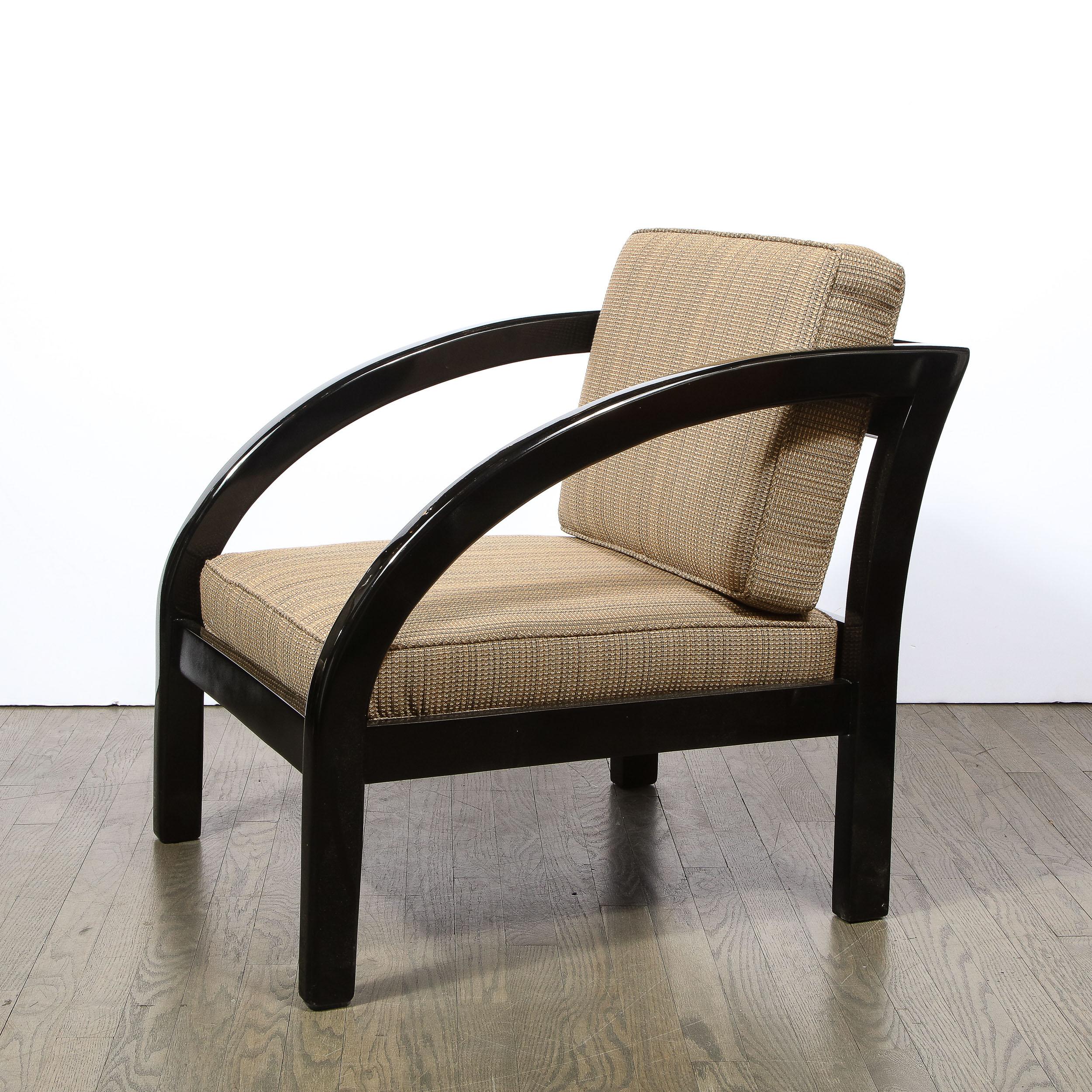 Américain Fauteuil profilé Art Déco en laque noire par Modernage Furniture Company en vente
