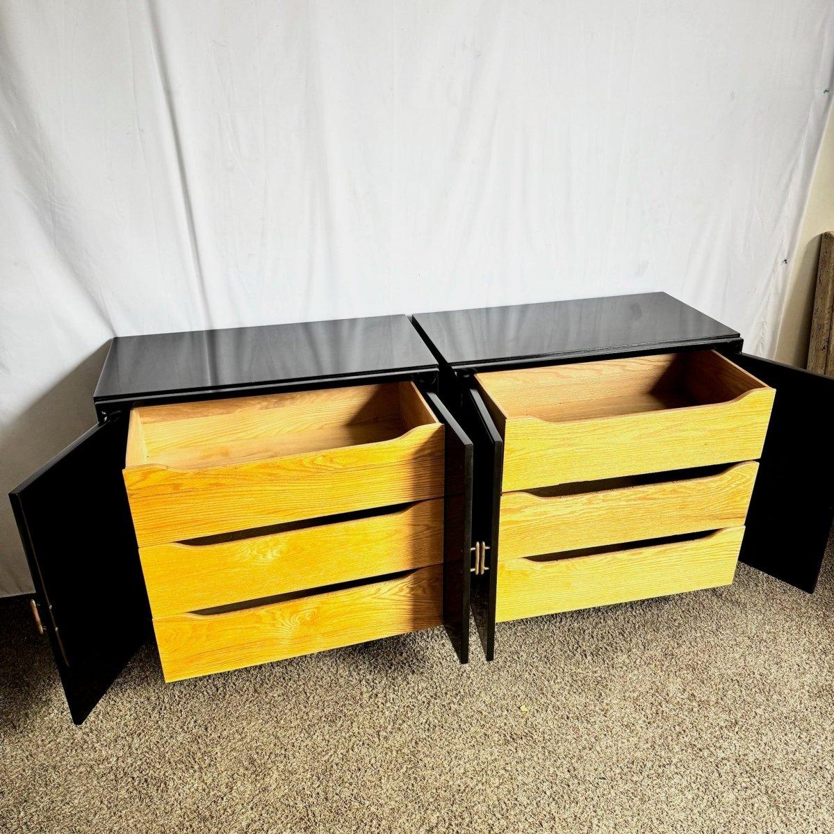Paire de commodes Art Déco laquées noir et or en vente 5