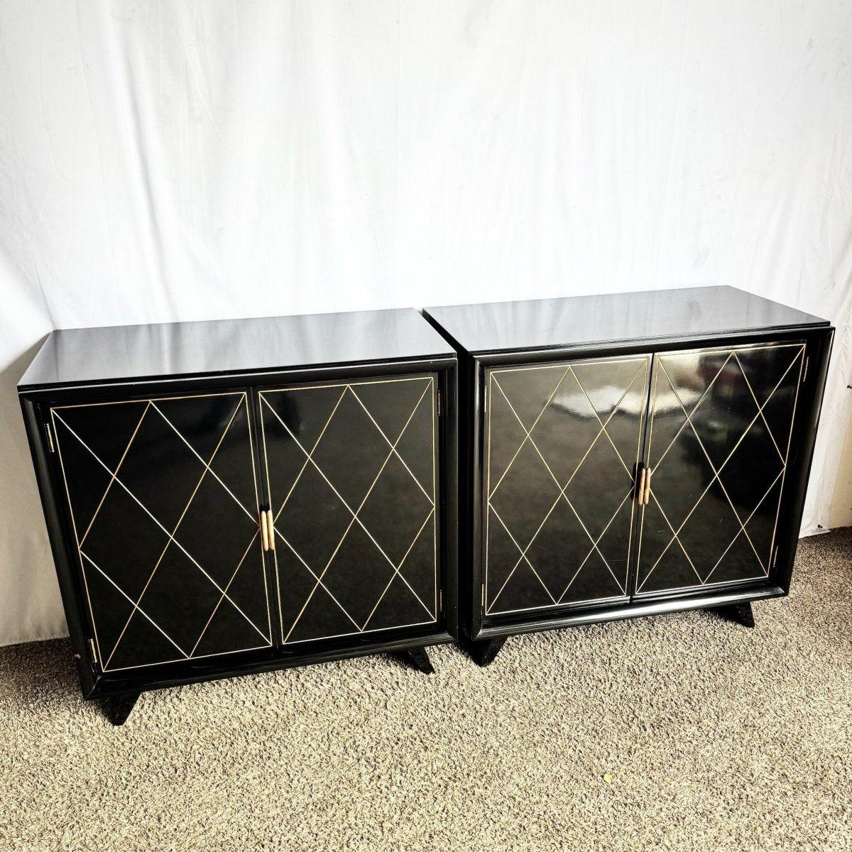 La paire de coffres Art déco noir et or combine une laque audacieuse, des accents dorés étincelants et une forme architecturale pour un point focal sophistiqué et glamour.
 

 Quelques éclats sur la finition laquée, comme le montrent les photos.
 

