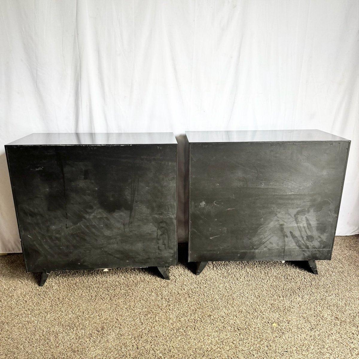 20ième siècle Paire de commodes Art Déco laquées noir et or en vente