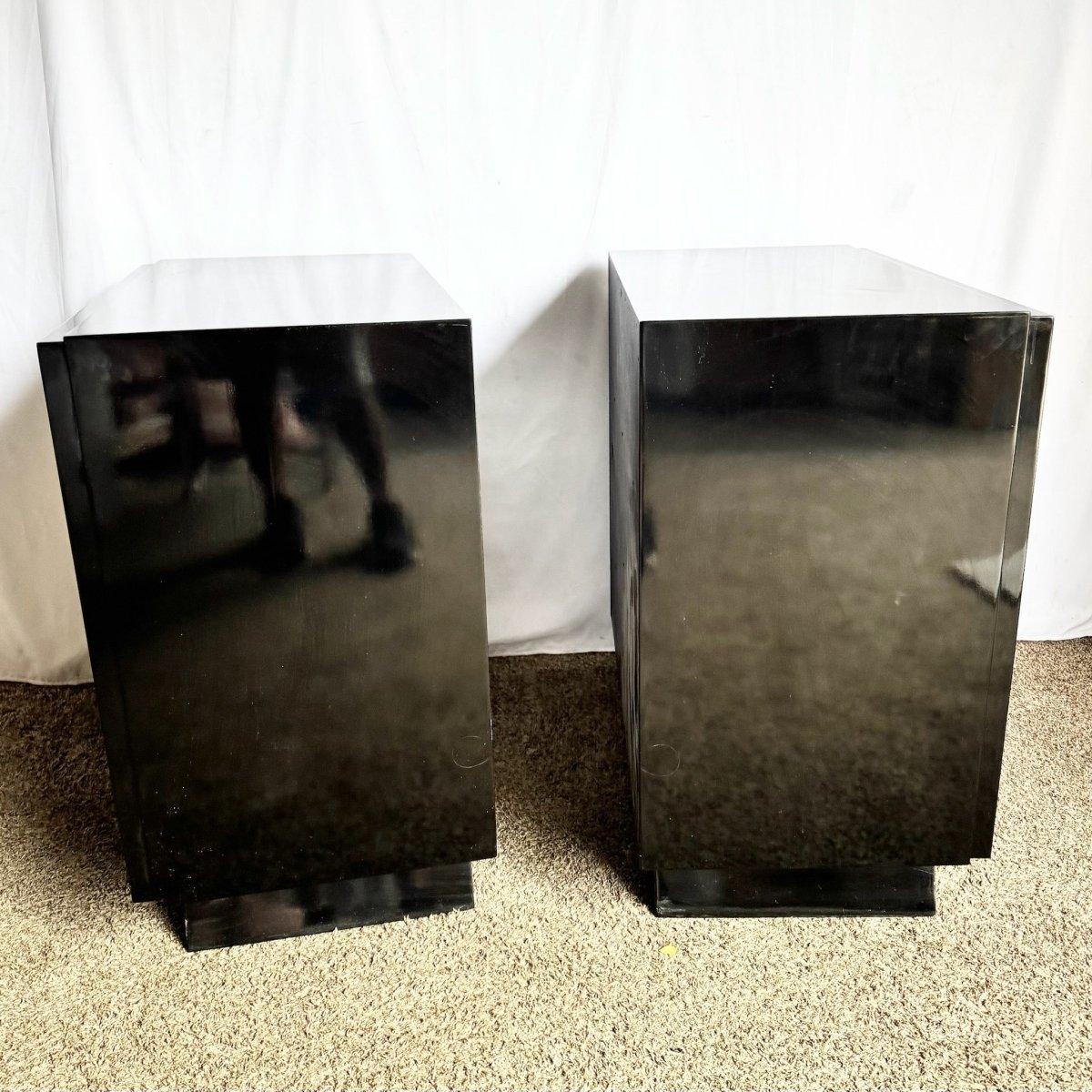 Bois Paire de commodes Art Déco laquées noir et or en vente