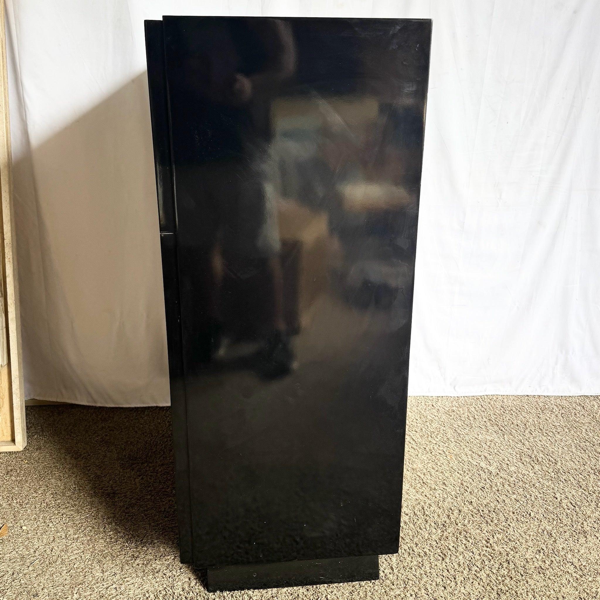 Commode haute Art Déco laquée noire et dorée avec quincaillerie en laiton en vente 4