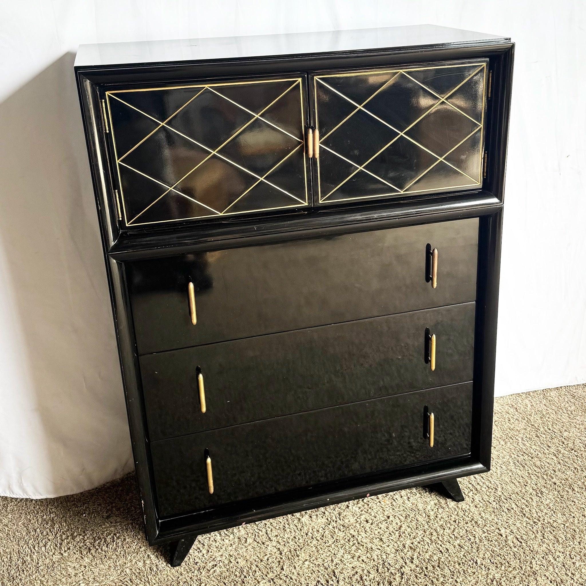 Américain Commode haute Art Déco laquée noire et dorée avec quincaillerie en laiton en vente