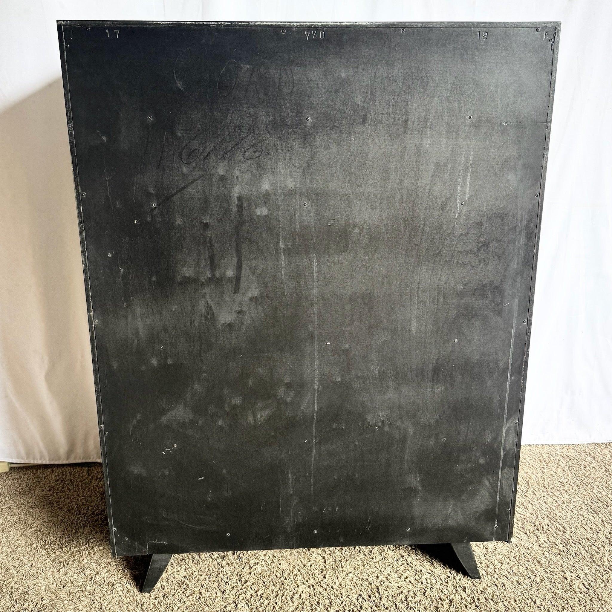 Commode haute Art Déco laquée noire et dorée avec quincaillerie en laiton Bon état - En vente à Delray Beach, FL