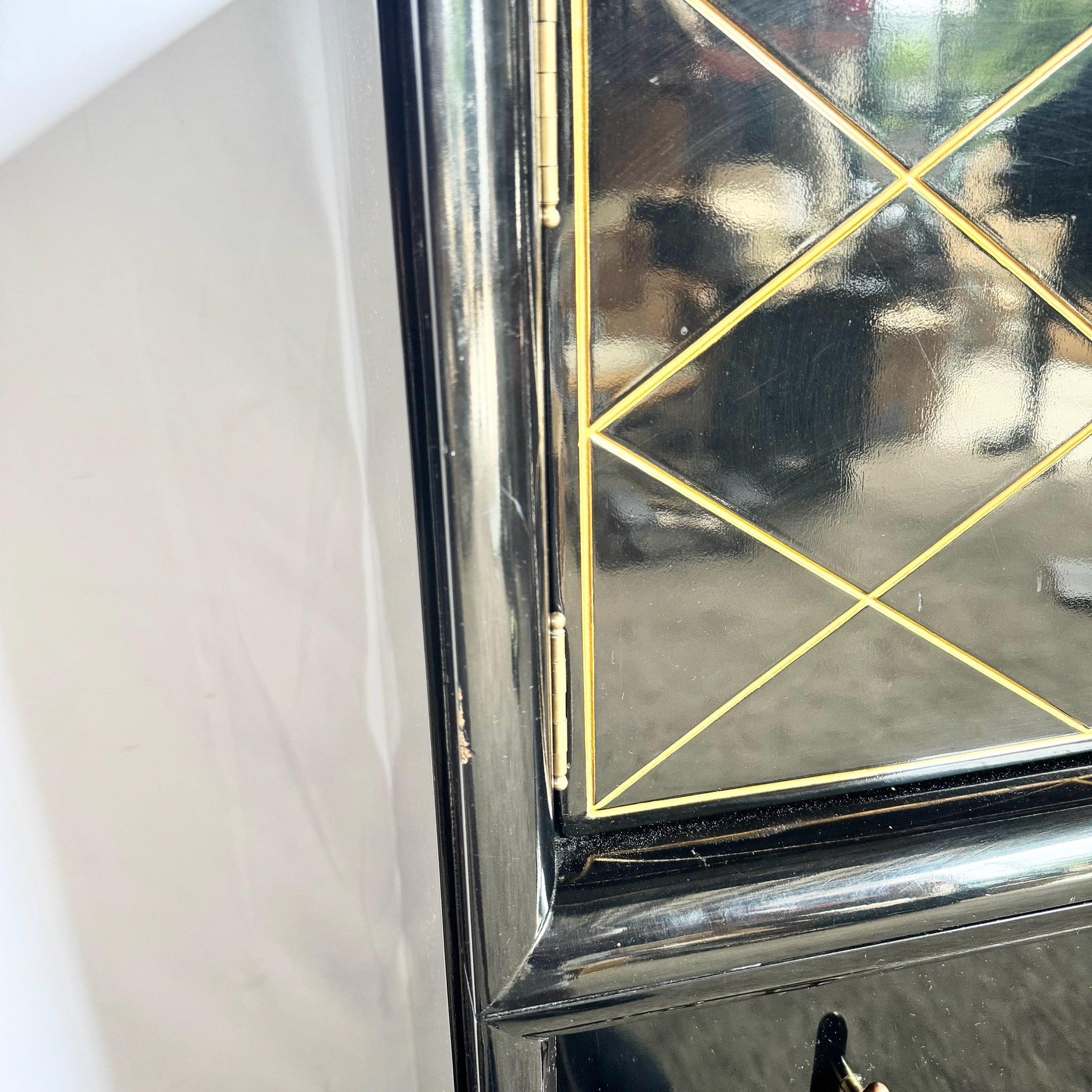 Bois Commode haute Art Déco laquée noire et dorée avec quincaillerie en laiton en vente