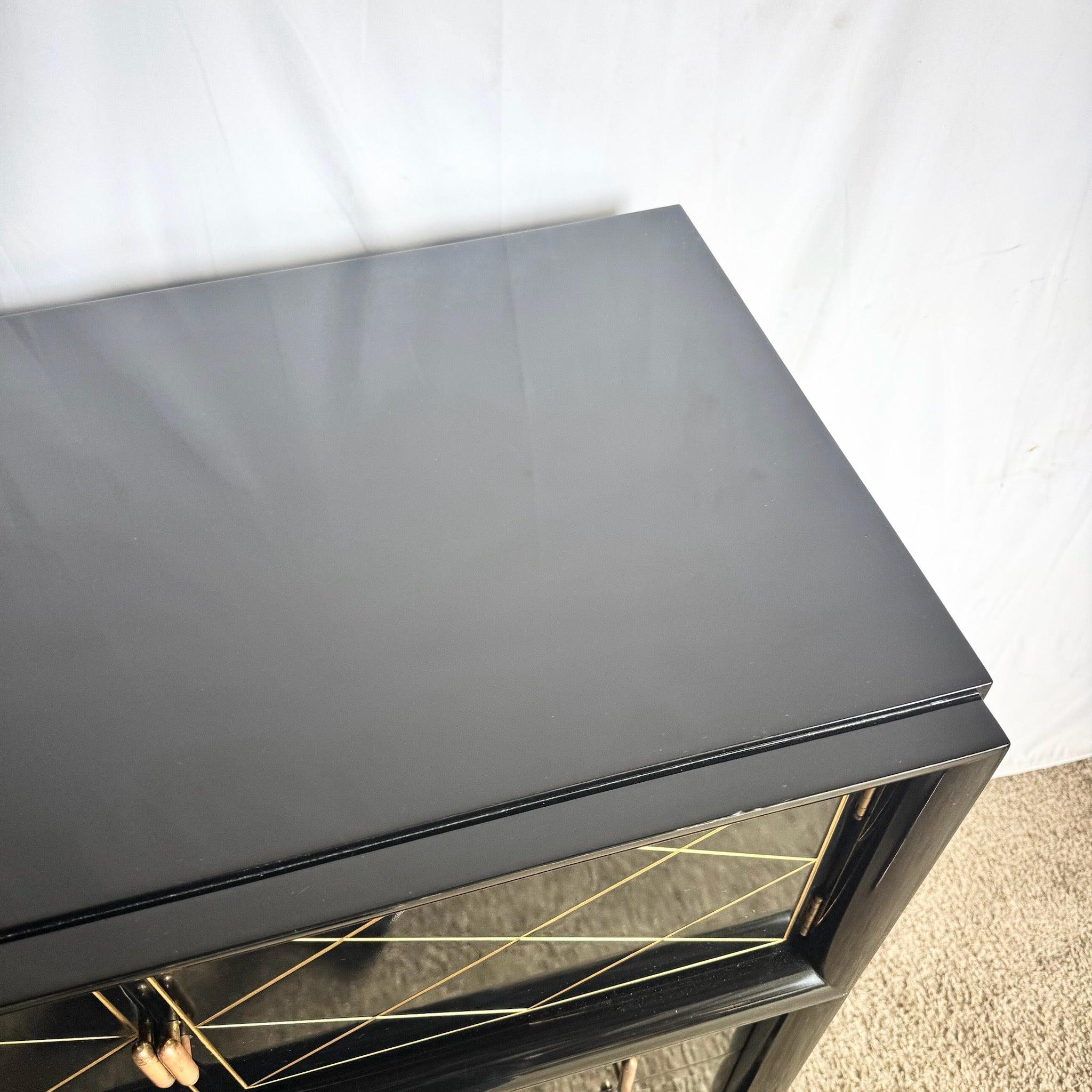 Commode haute Art Déco laquée noire et dorée avec quincaillerie en laiton en vente 1