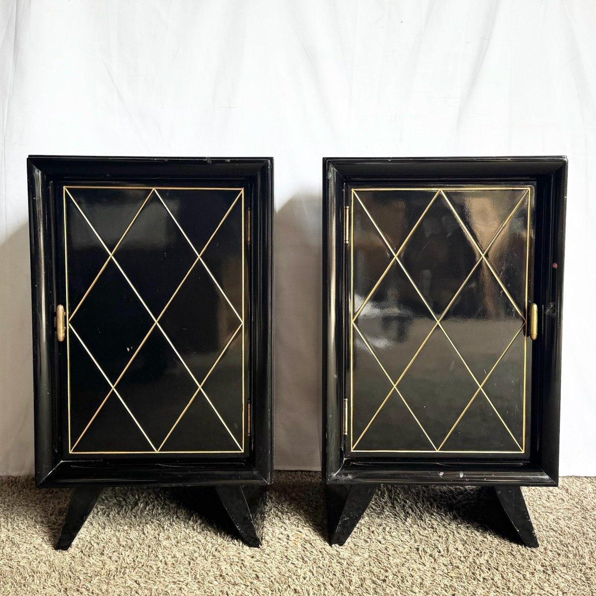 Paire de tables de chevet Art Déco laquées noir et or avec quincaillerie en laiton en vente 4