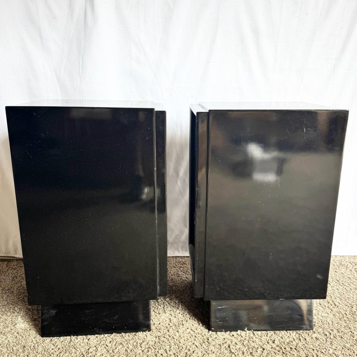 Paire de tables de chevet Art Déco laquées noir et or avec quincaillerie en laiton Bon état - En vente à Delray Beach, FL