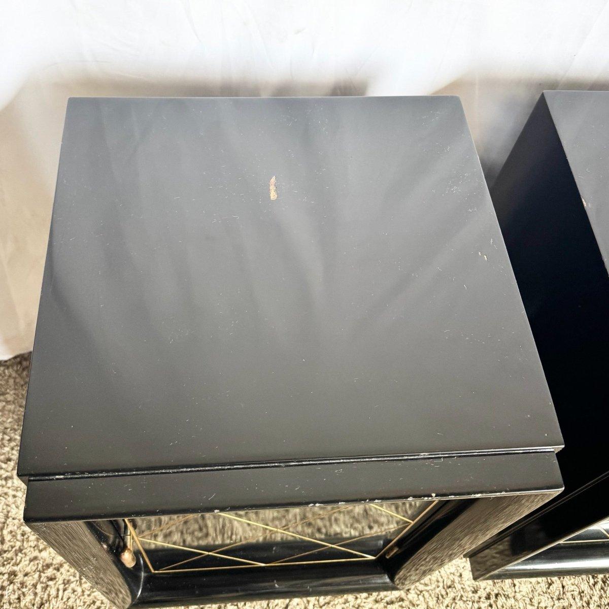 Bois Paire de tables de chevet Art Déco laquées noir et or avec quincaillerie en laiton en vente