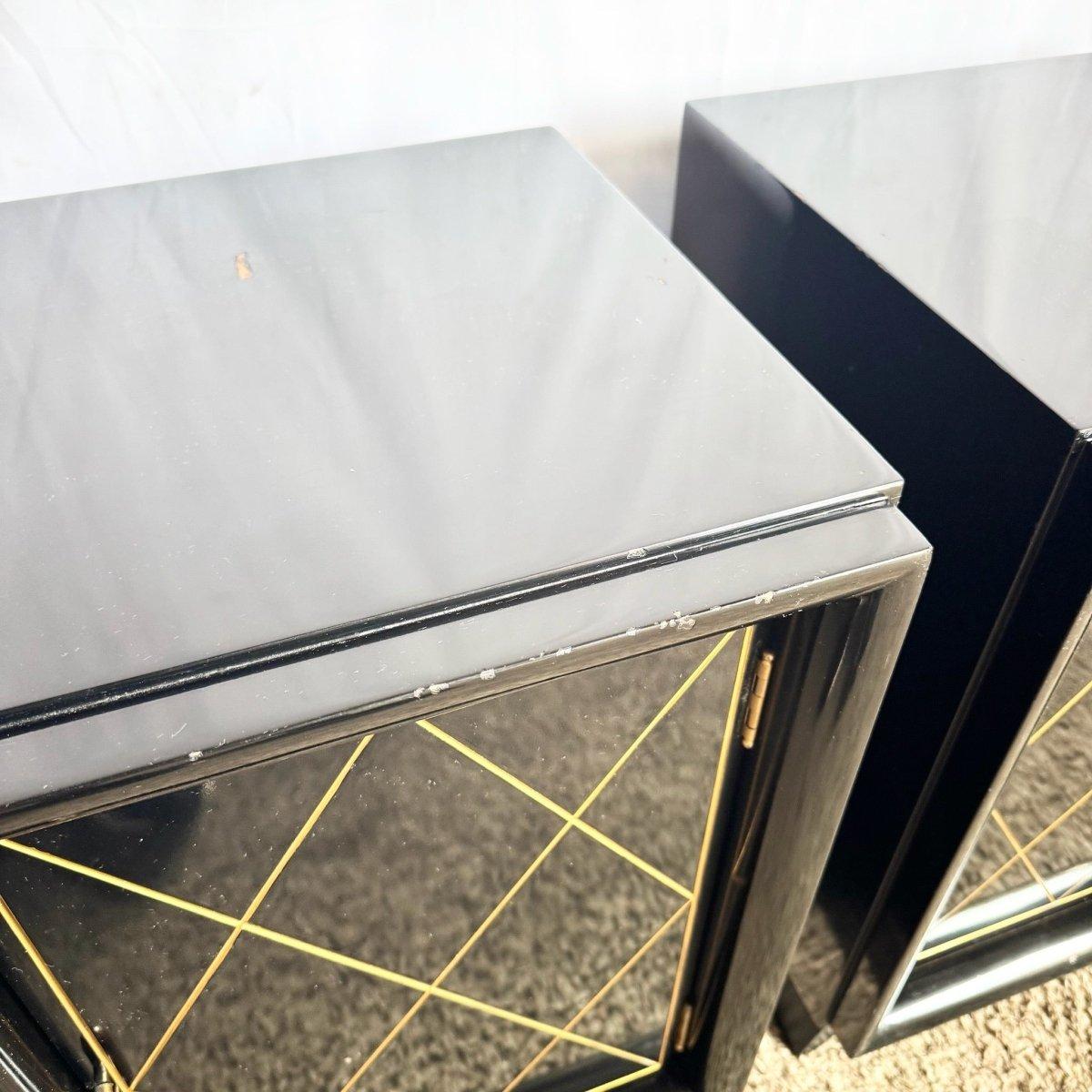Paire de tables de chevet Art Déco laquées noir et or avec quincaillerie en laiton en vente 3