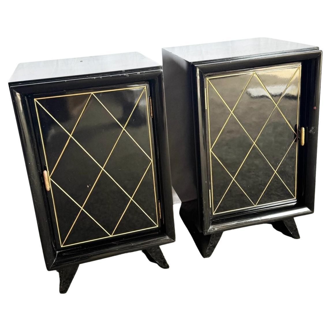 Paire de tables de chevet Art Déco laquées noir et or avec quincaillerie en laiton en vente