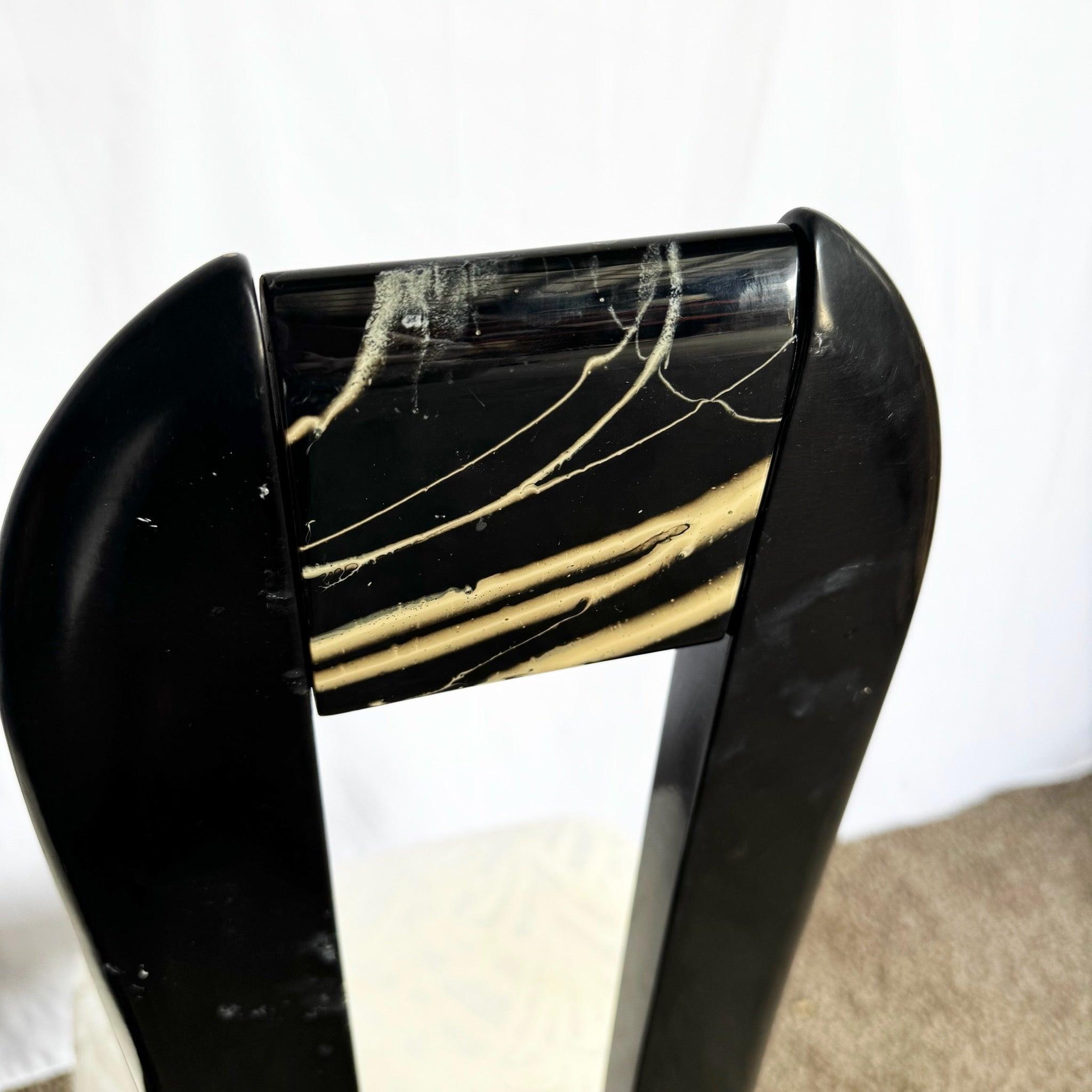 Aggiungi un tocco di glamour vintage con le sedie Art Deco in finto marmo: cornici laccate con schienale alto, linee decise e inserti in finto marmo per un effetto scenografico.
 
 Alcuni segni e punti della finitura e del tessuto, come mostrato