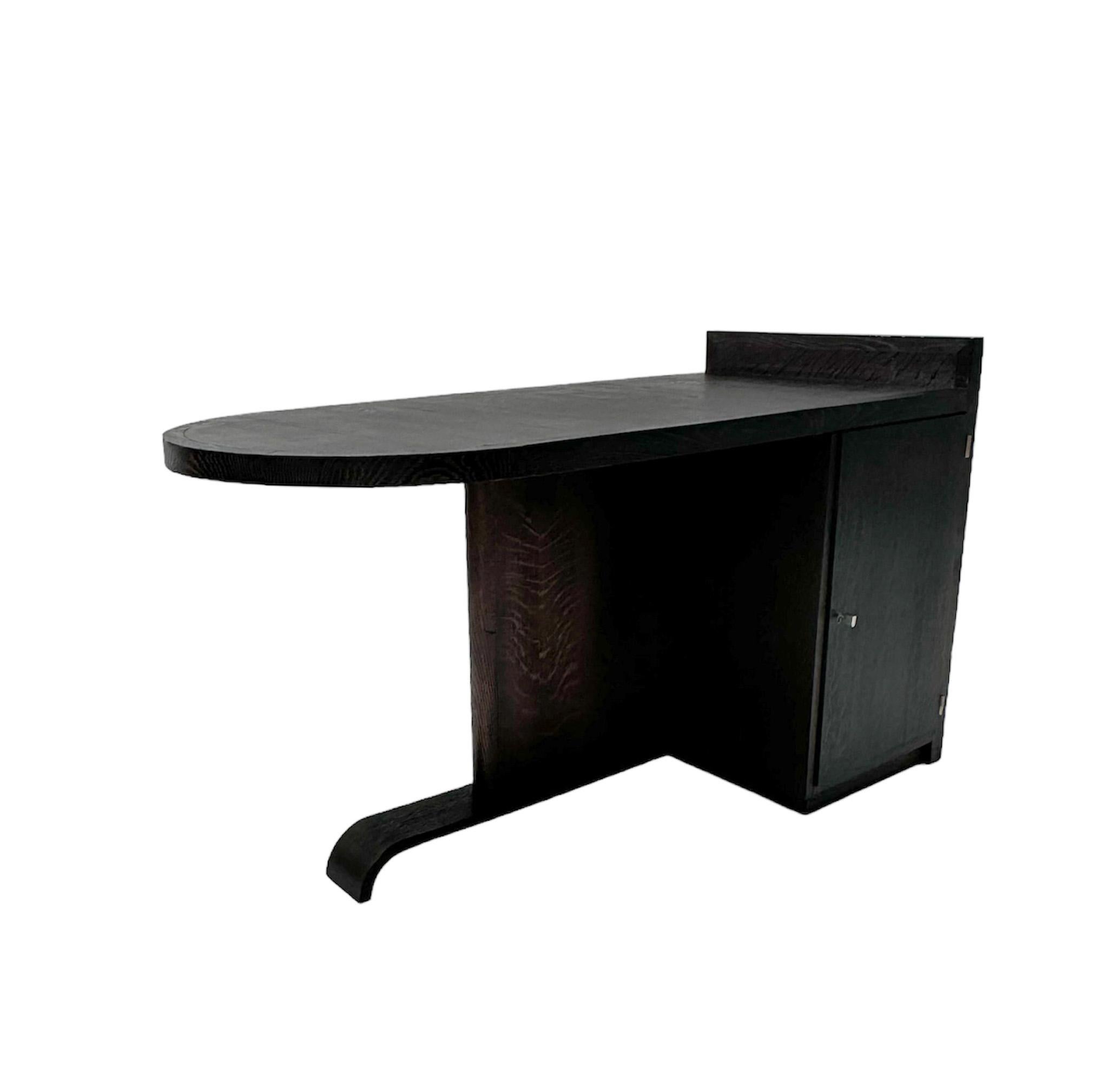 Magnifico e raro scrittoio Art Deco Model Cambridge, design di De Coene, sorprendente design belga degli anni Trenta.
.
Base originale in rovere massiccio laccato nero e piano originale impiallacciato in rovere laccato nero.
Dietro entrambe le porte