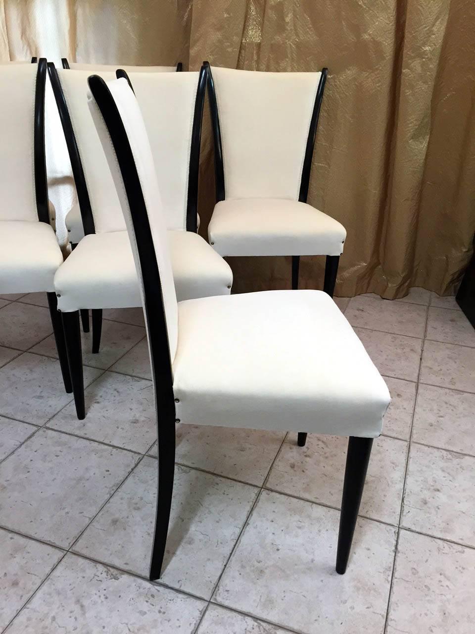 Set of six Art Deco Italian chairs produced in Italy in the 1930s.
The structure is made of black lacquered wood and the padding is in fine ivory velvet.