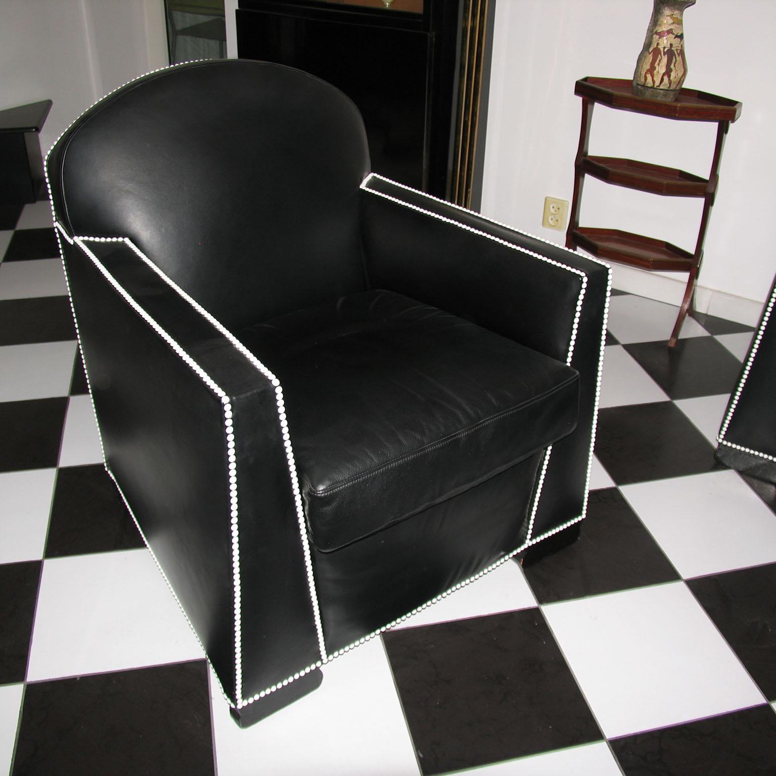 Paar Sessel im Pierre Chareau-Stil aus schwarzem Leder und weißen Nägeln, Art déco im Zustand „Gut“ im Angebot in Bochum, NRW