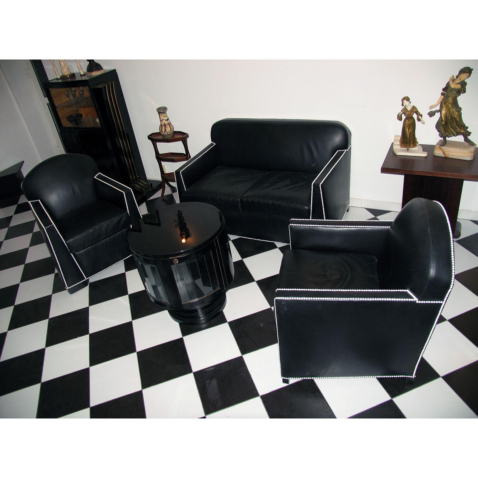 Canapé moderniste Art déco  rembourré en cuir noir, délicatement détaillé avec des clous blancs.
Structure en bois, pieds en bois peints en noir, rembourrage à ressorts et coussins d'assise.
Condit :
Très bon état d'usage, avec des signes normaux