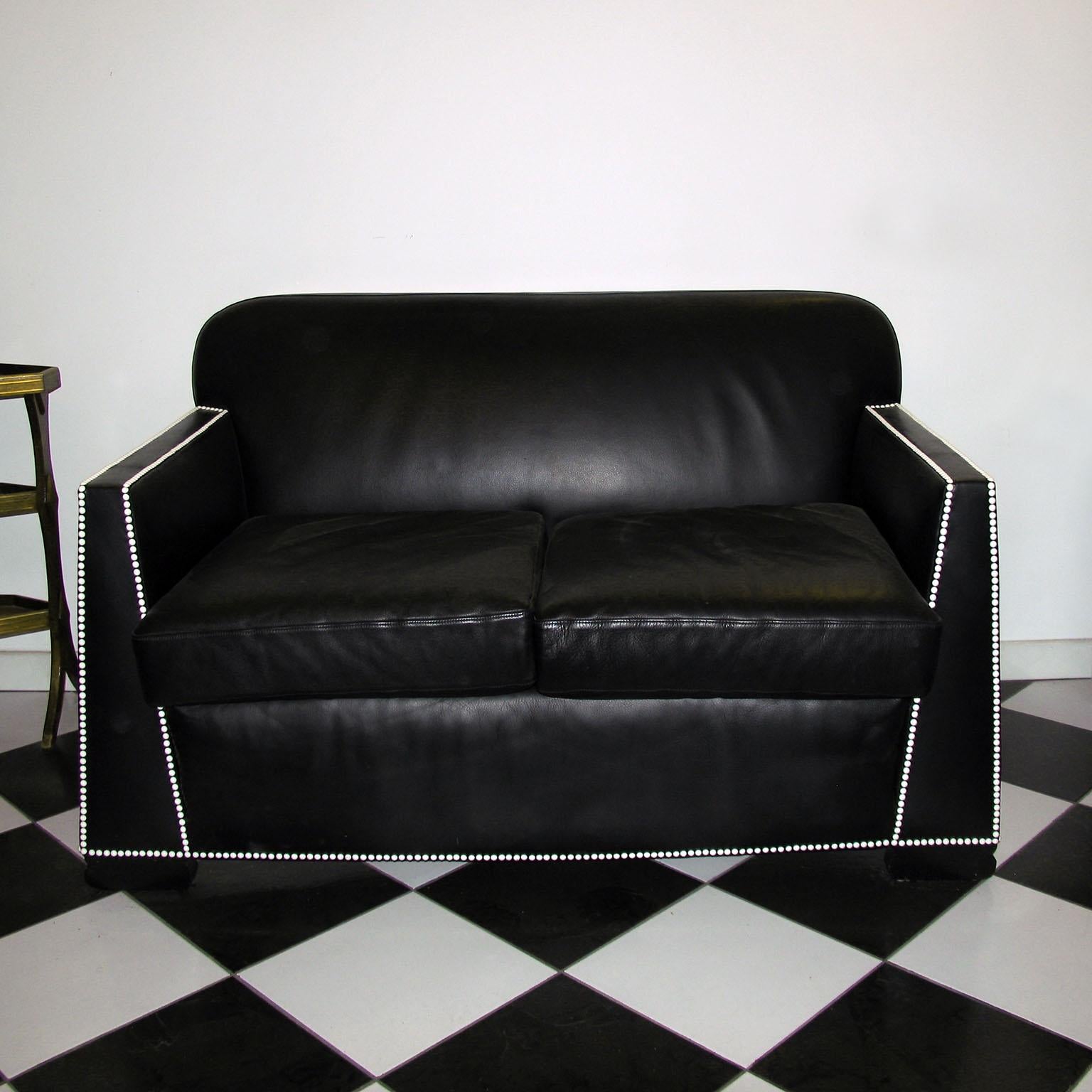 Art déco Art Déco Canapé deux places en cuir noir et clous blancs style Pierre Chareau en vente