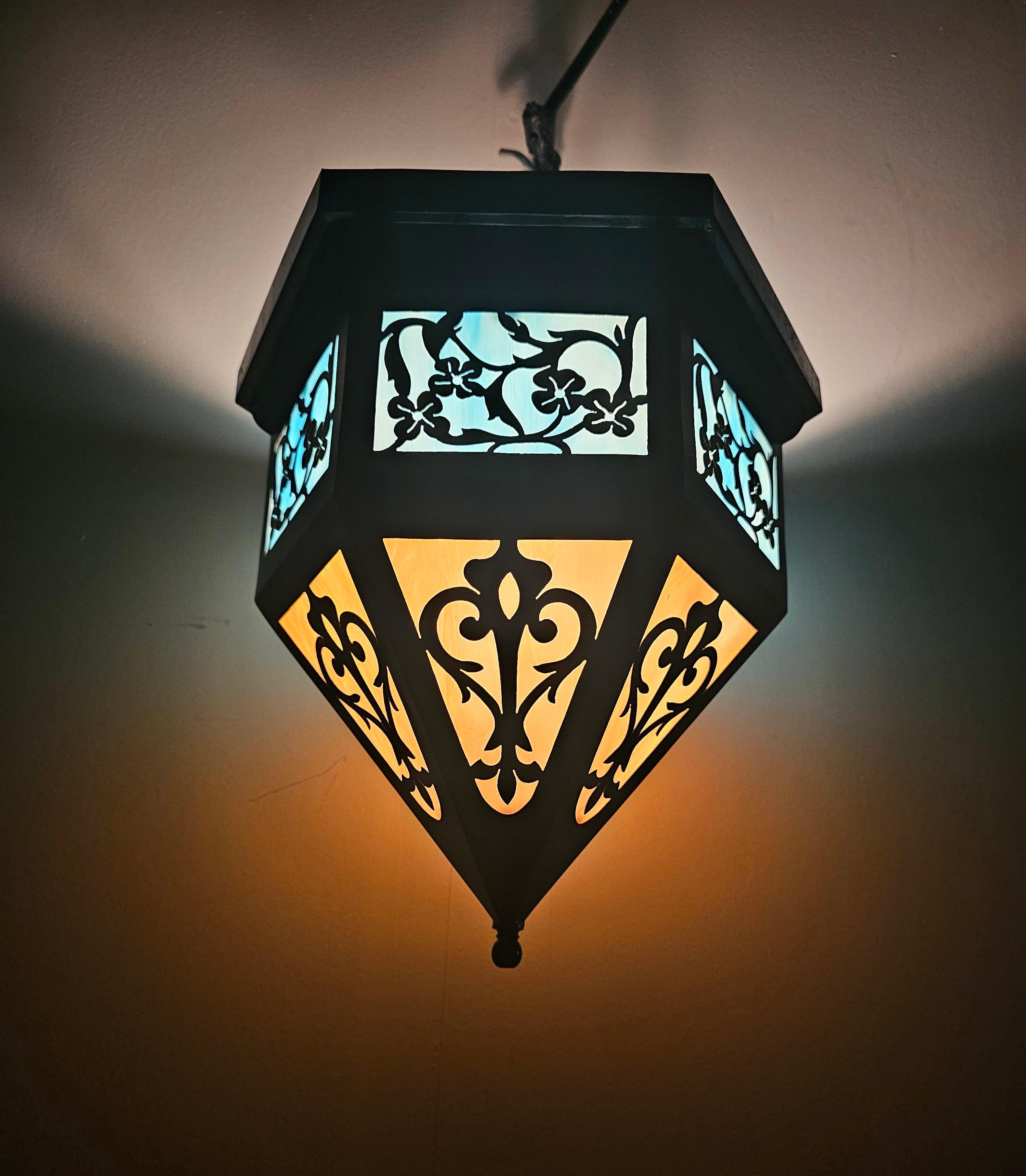 Ciondolo o lanterna Art Deco in metallo nero e vetro multicolore con design a filigrana in vendita 3