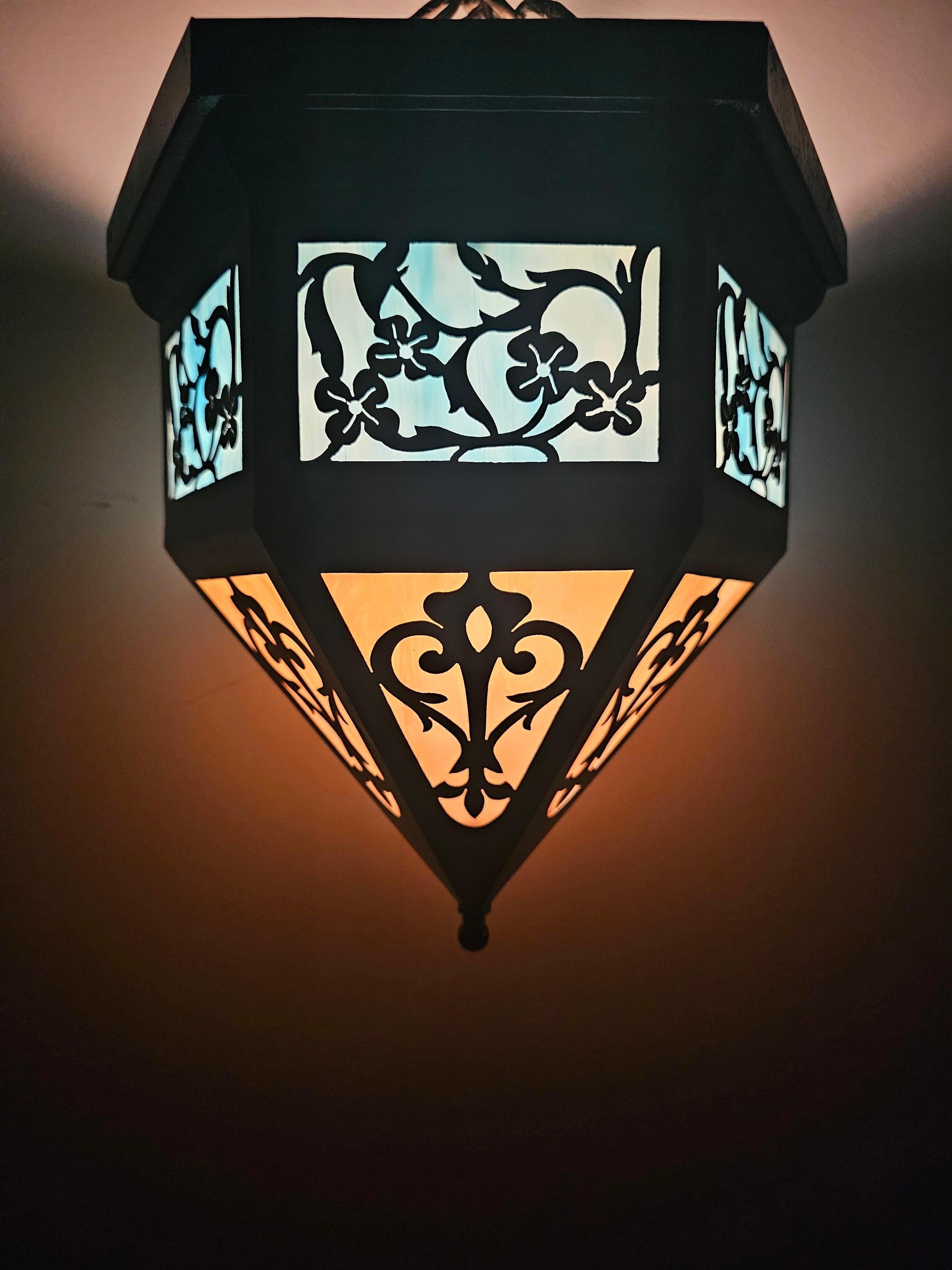 Ciondolo o lanterna Art Deco in metallo nero e vetro multicolore con design a filigrana in vendita 4