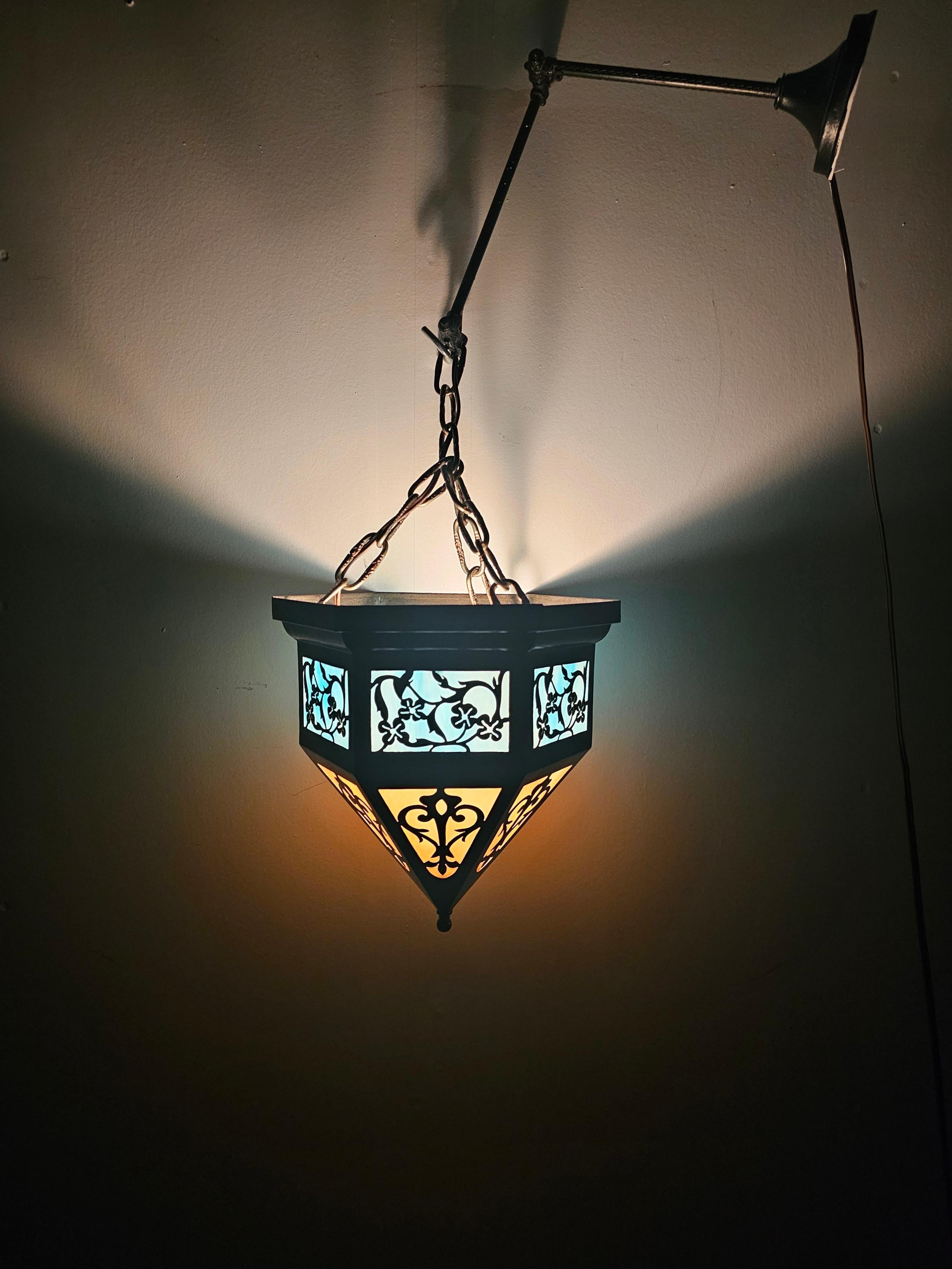Art Déco Ciondolo o lanterna Art Deco in metallo nero e vetro multicolore con design a filigrana in vendita