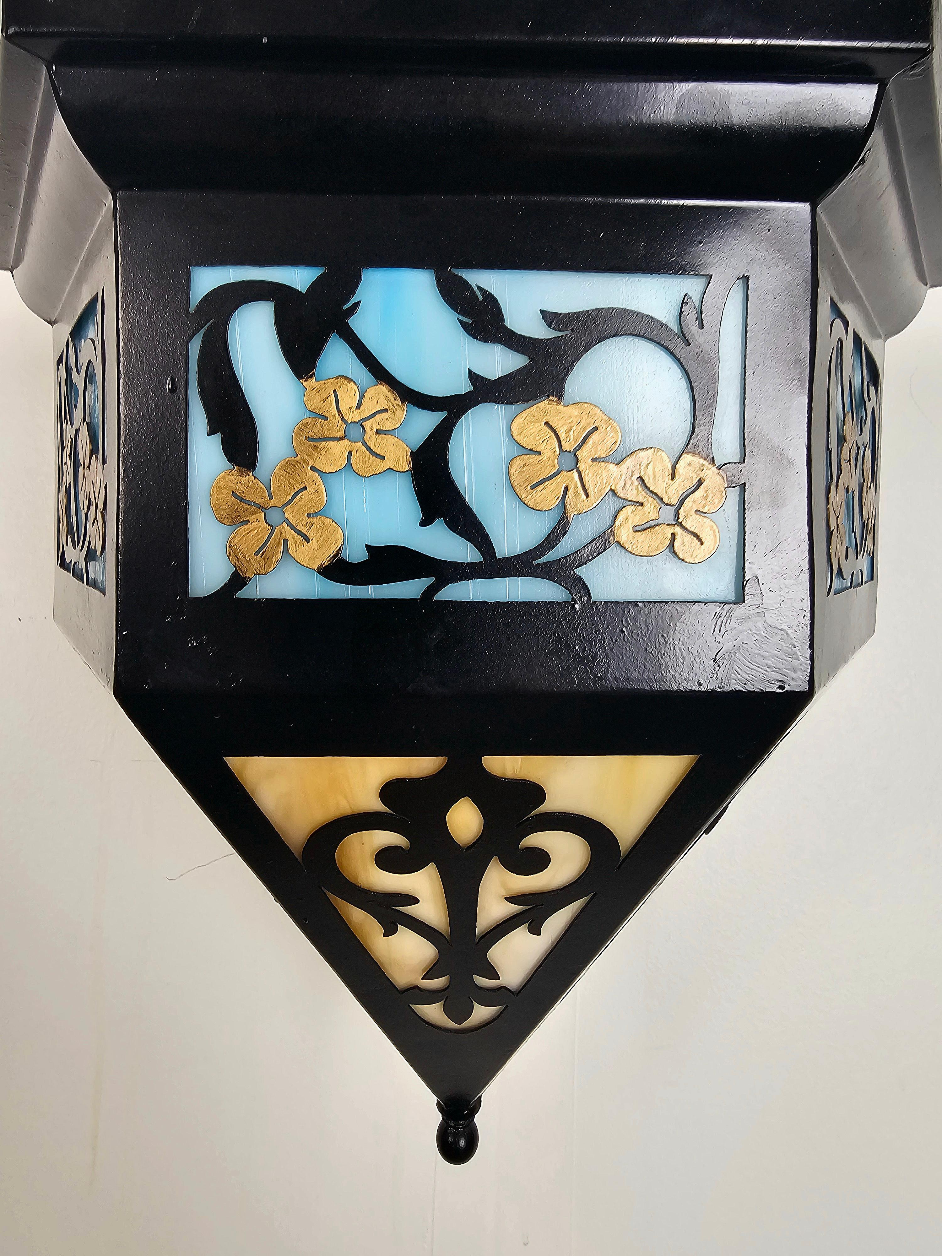 XX secolo Ciondolo o lanterna Art Deco in metallo nero e vetro multicolore con design a filigrana in vendita