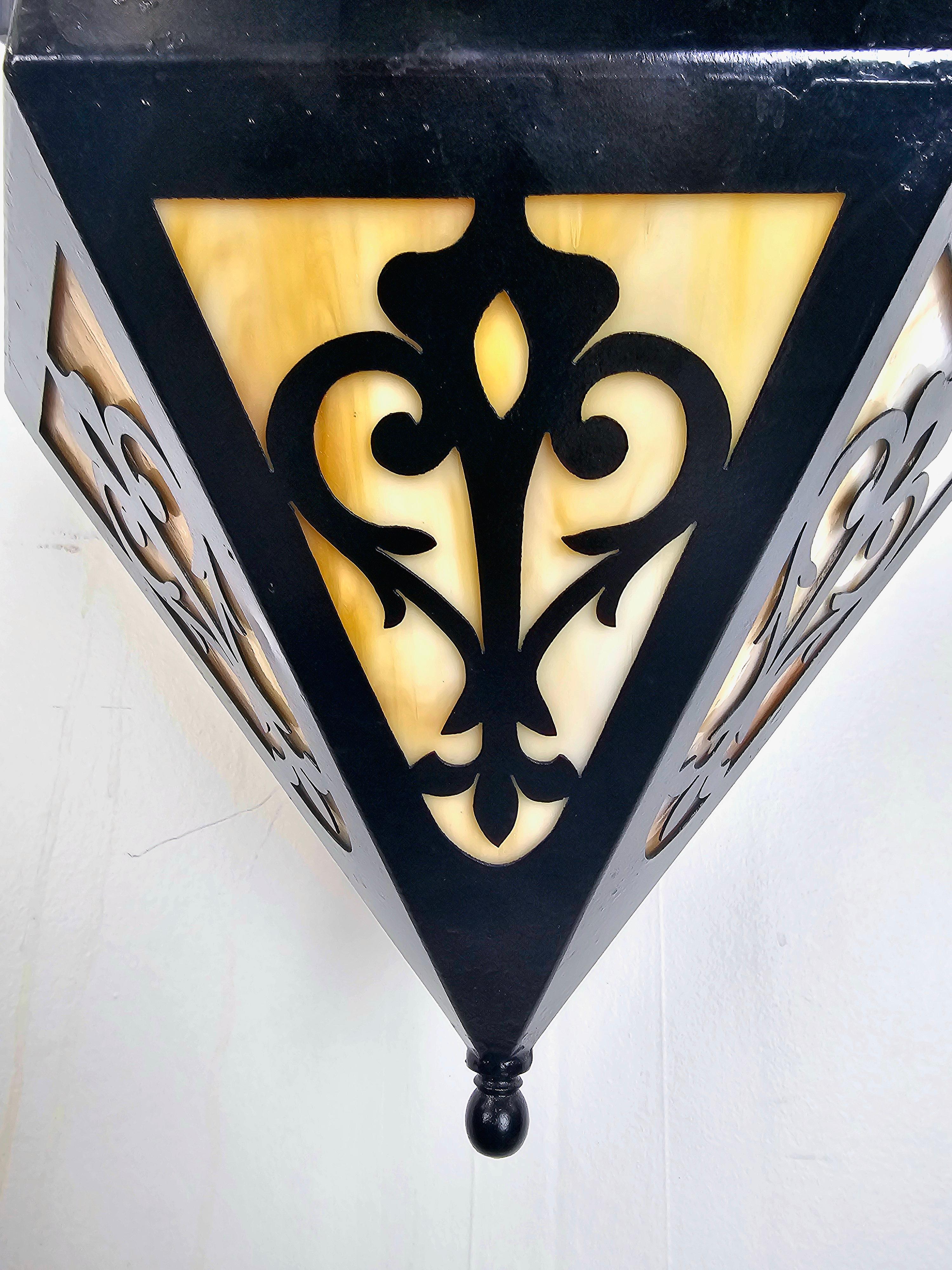Metallo Ciondolo o lanterna Art Deco in metallo nero e vetro multicolore con design a filigrana in vendita