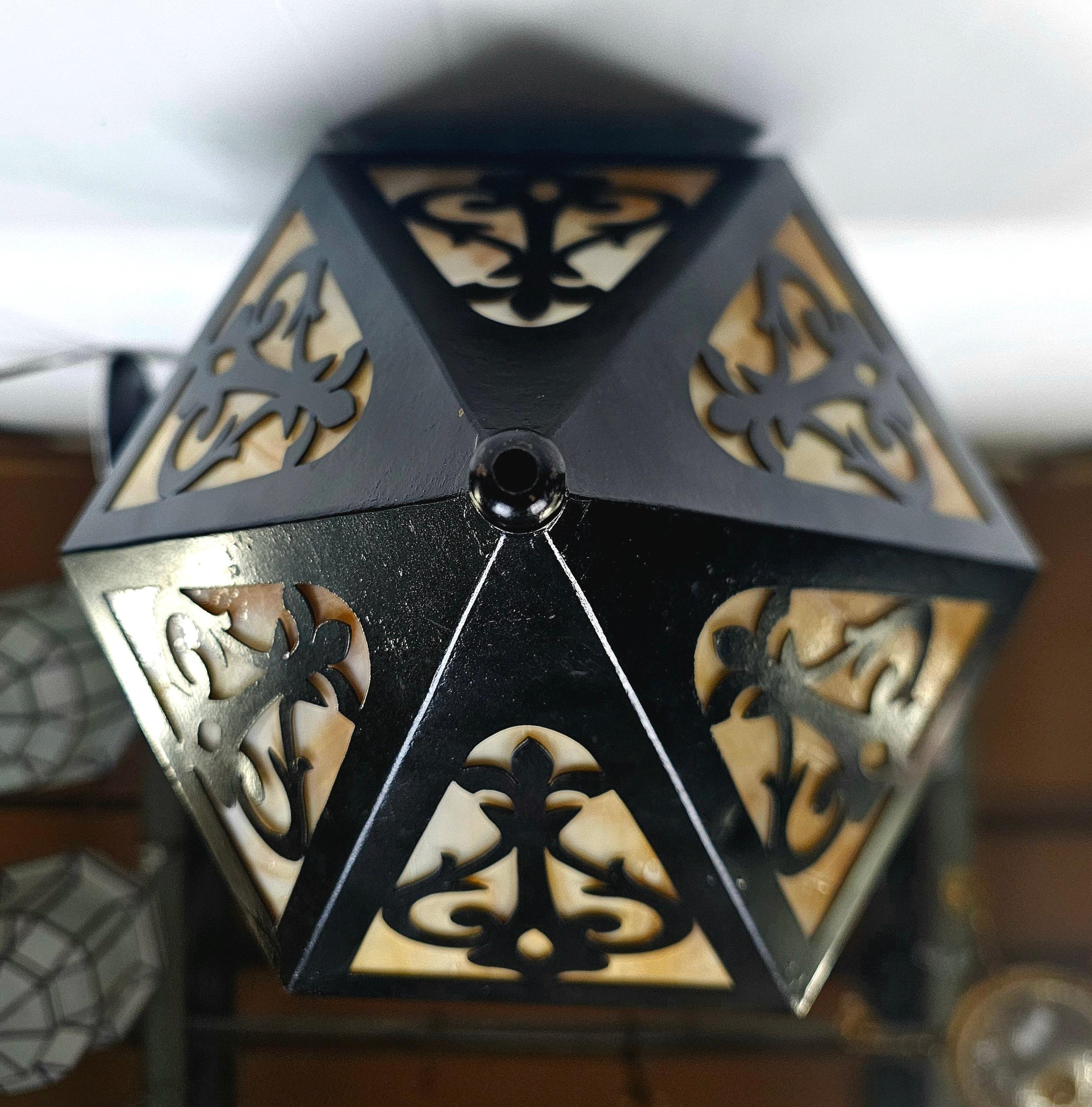 Ciondolo o lanterna Art Deco in metallo nero e vetro multicolore con design a filigrana in vendita 1