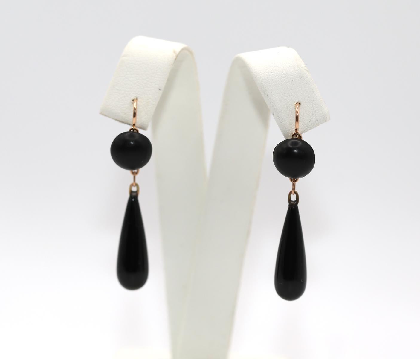 Art Deco Black Onyx 14K Yellow Gold Drop Earrings, 1930
Overview
 A refined pair of Art Deco earrings from the 1930s, crafted in 14K yellow gold and set with polished black onyx. The design features a circular onyx element suspending a matching onyx