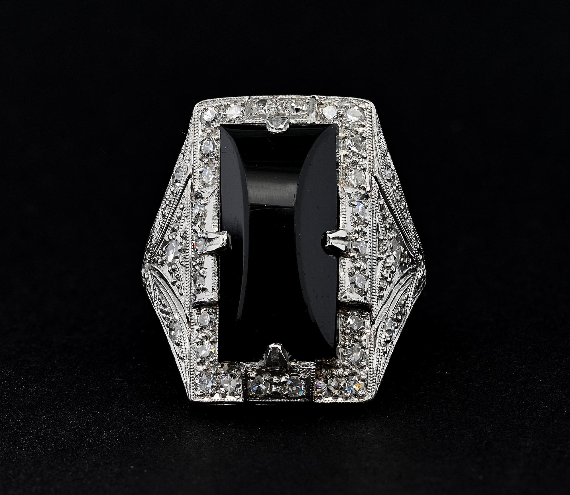 Elegance en noir et blanc
Diamant Art déco en onyx noir Un design saisissant et dramatique, rendu avec art en platine
Marque de fabrique anglaise active de 1931 à 1941
Onyx noir allongé et poli, taillé sur mesure, de 17 mm. x 8 mm. serti dans un