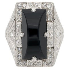 Platin-Esstellerring mit schwarzem Onyx und Diamant im Art déco-Stil