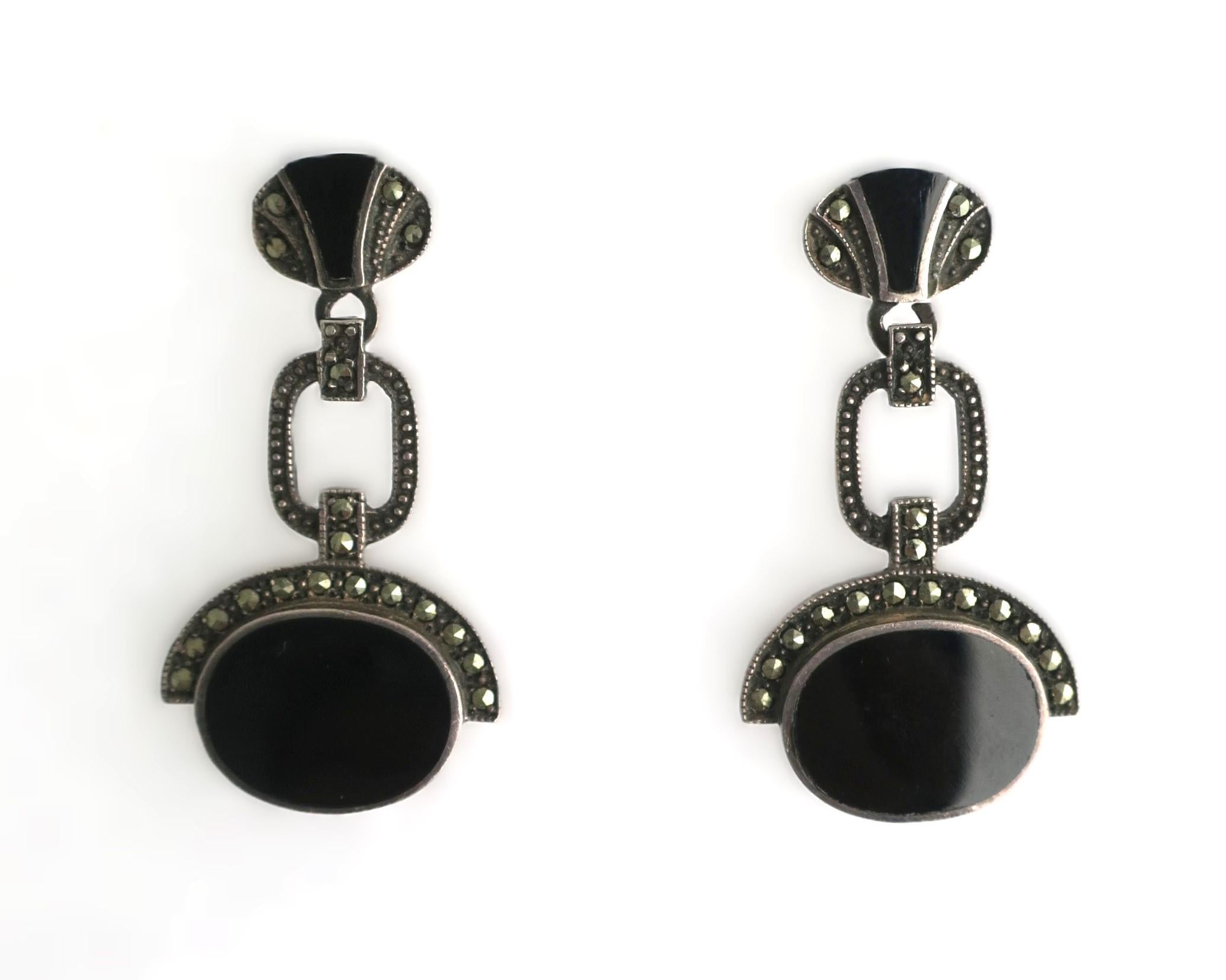 Ein wunderschönes Paar Ohrringe aus schwarzem Onyx und Sterlingsilber im Art-déco-Stil, circa Ende des 20. Jahrhunderts. Ein großartiges Paar zum Verkleiden oder Anziehen. Jede ist auf der Rückseite mit 