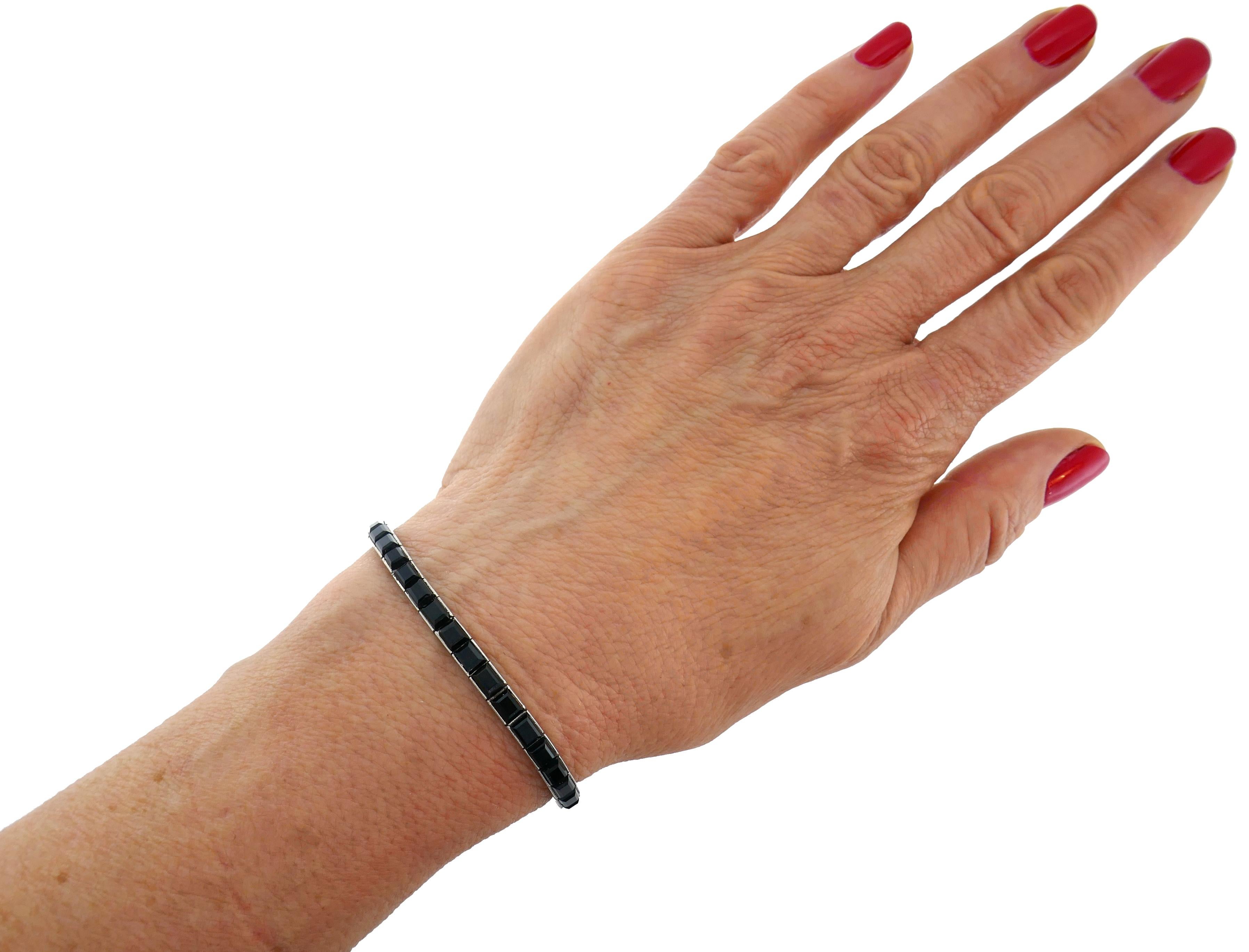 Klassisches Tennisarmband aus den 1910er Jahren. 
Hergestellt aus 18 Karat (geprüft) Weißgold und achtunddreißig schwarzen Onyxen im Tafelschliff.
Abmessungen: 6-3/4 x 1/8 Zoll (17 x 0,4 cm) und passt perfekt an ein Handgelenk von bis zu 6-1/2 Zoll