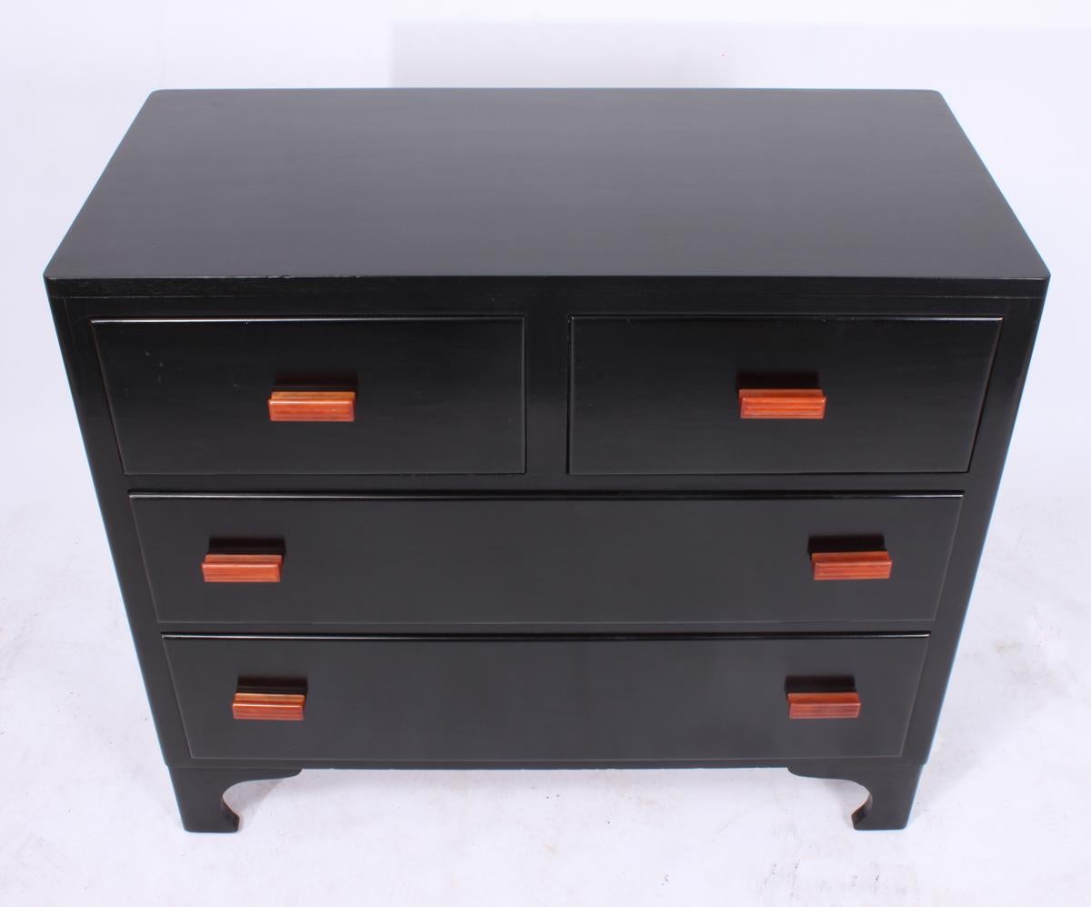Art Deco black piano lacquer chest of drawers
An Art Deco black chest of drawers with original bakelite handles, solid mahogany and ebonized to a piano lacquer finish, dovetail joints solid drawer liners in excellent condition throughout.

Age: