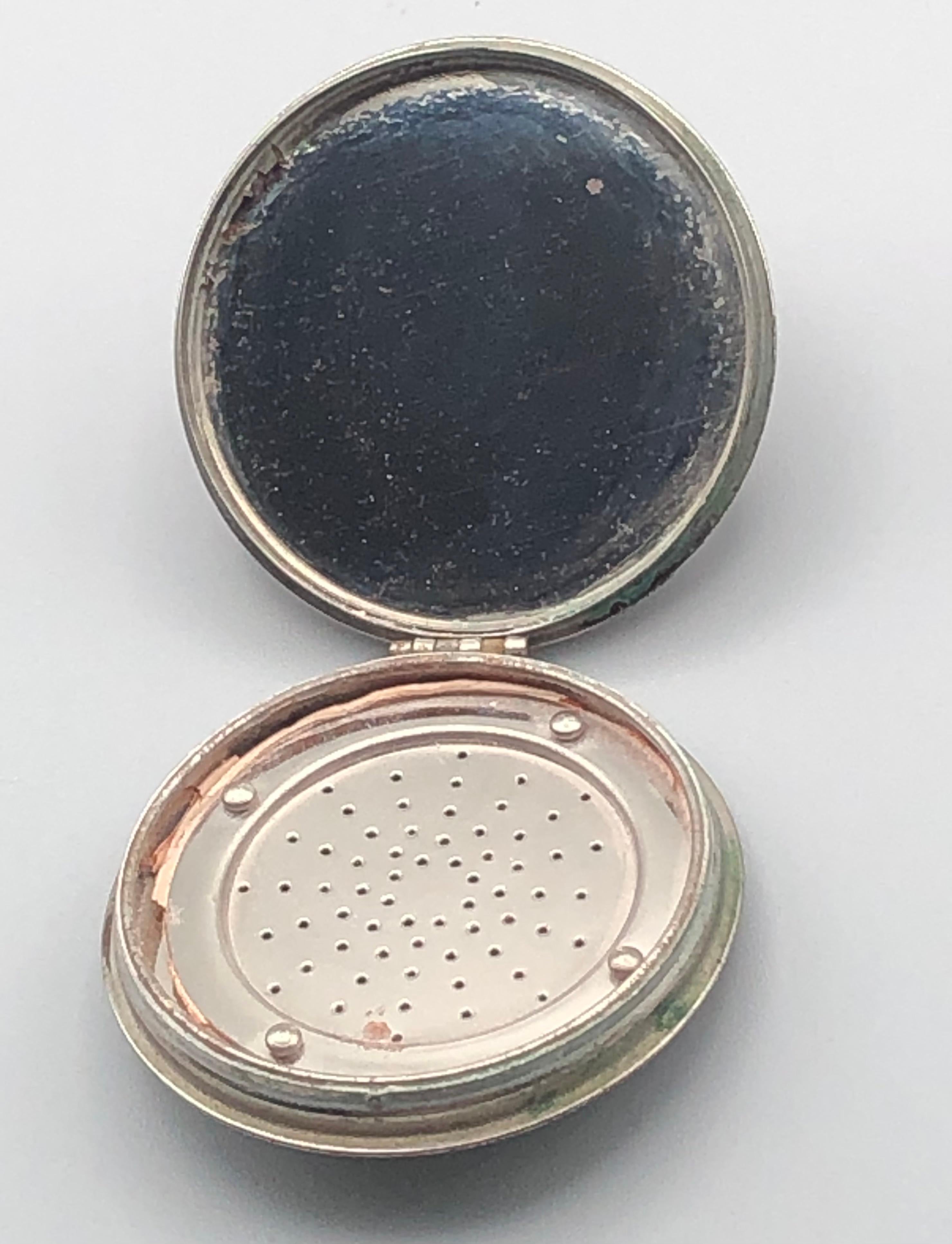Art Deco Black & Red Enamel Round Powder Compact 1920's In Good Condition For Sale In Chillerton, Isle of Wight