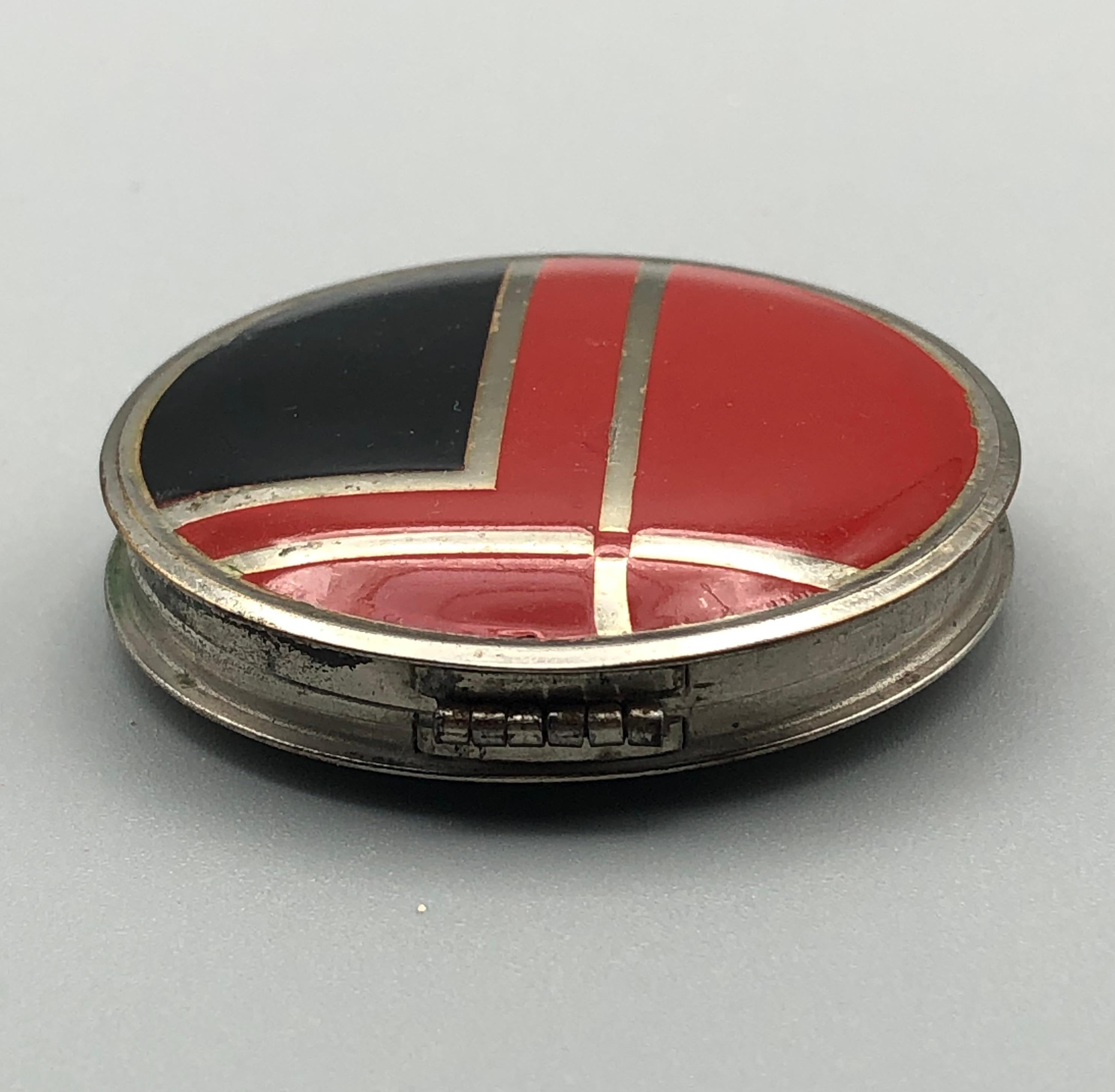 Art Deco Black & Red Enamel Round Powder Compact 1920's For Sale 3