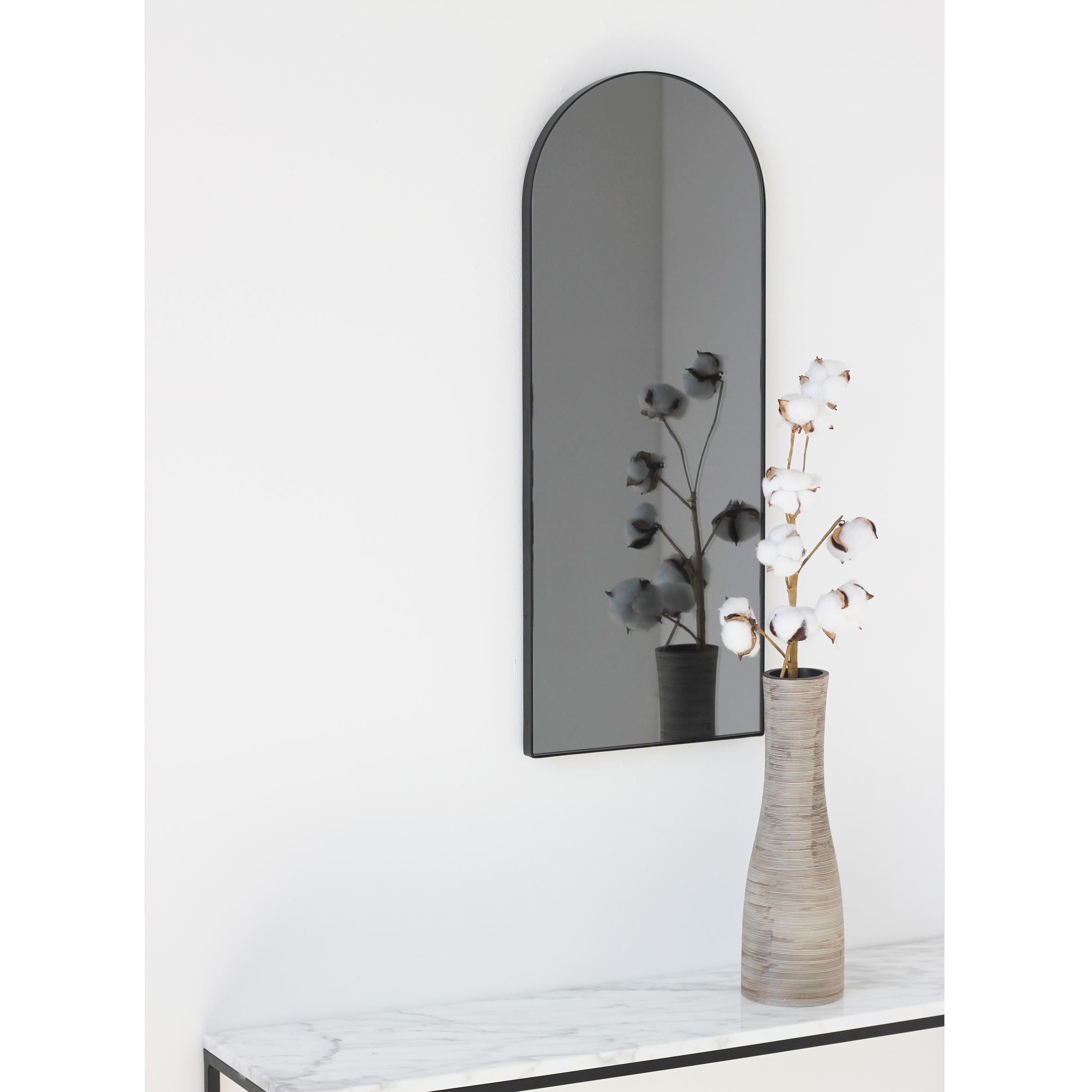 Organique Arcus Arch shaped Black Tinted Art Deco Mirror with a Black Frame, Small (Miroir Art Déco teinté en forme d'arche avec un cadre noir) en vente