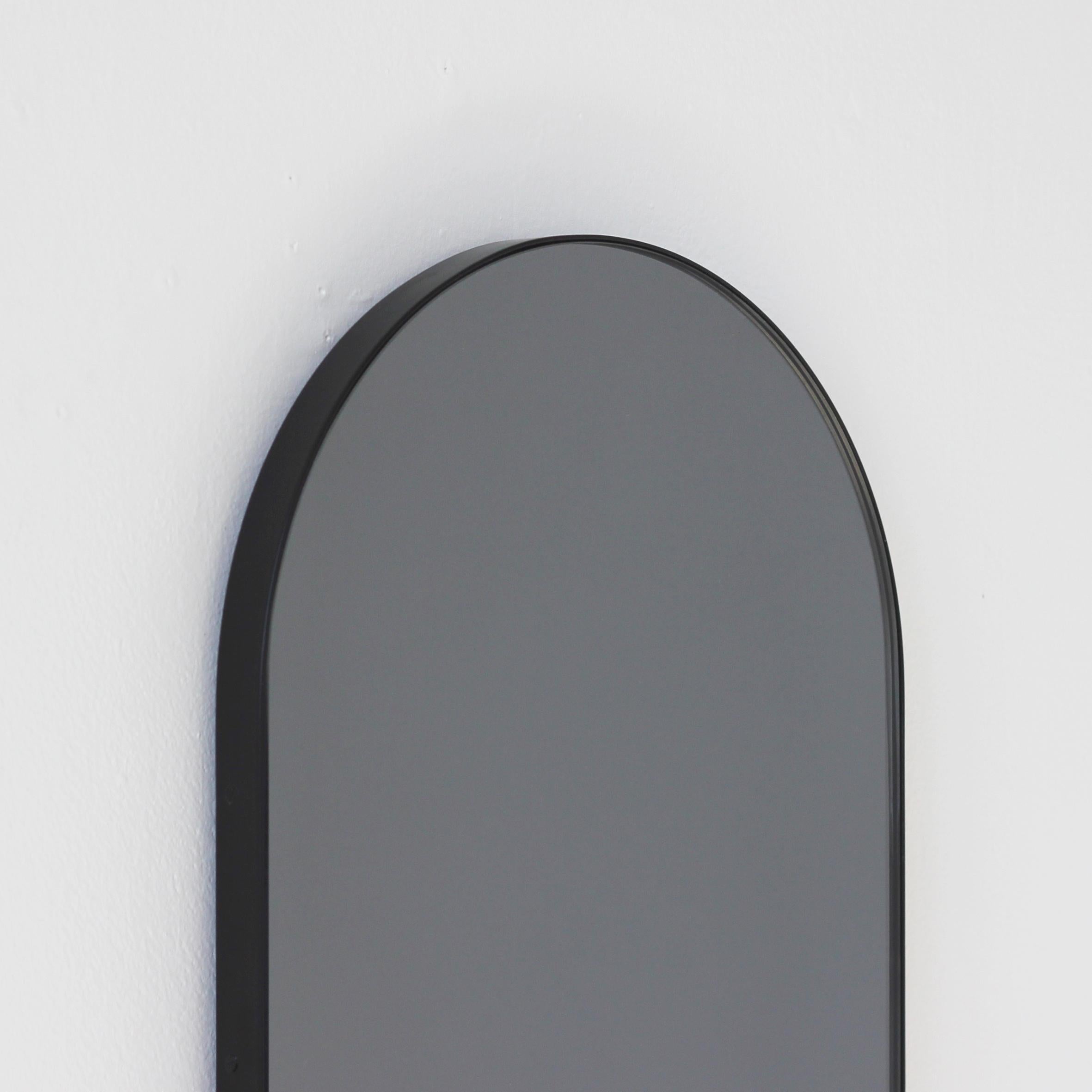 Poudré Arcus Arch shaped Black Tinted Art Deco Mirror with a Black Frame, Small (Miroir Art Déco teinté en forme d'arche avec un cadre noir) en vente
