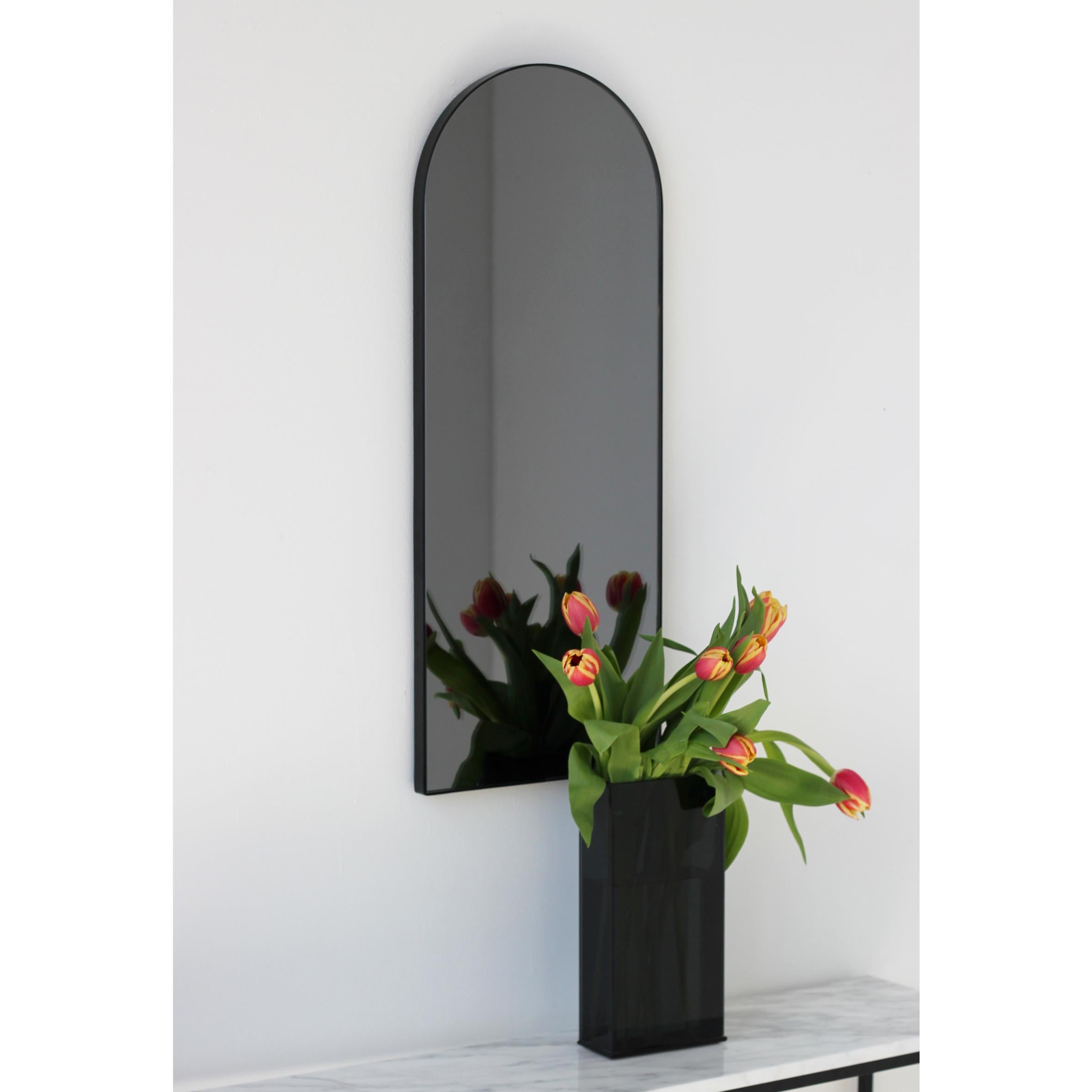 Arcus Arch shaped Black Tinted Art Deco Mirror with a Black Frame, Small (Miroir Art Déco teinté en forme d'arche avec un cadre noir) Neuf - En vente à London, GB
