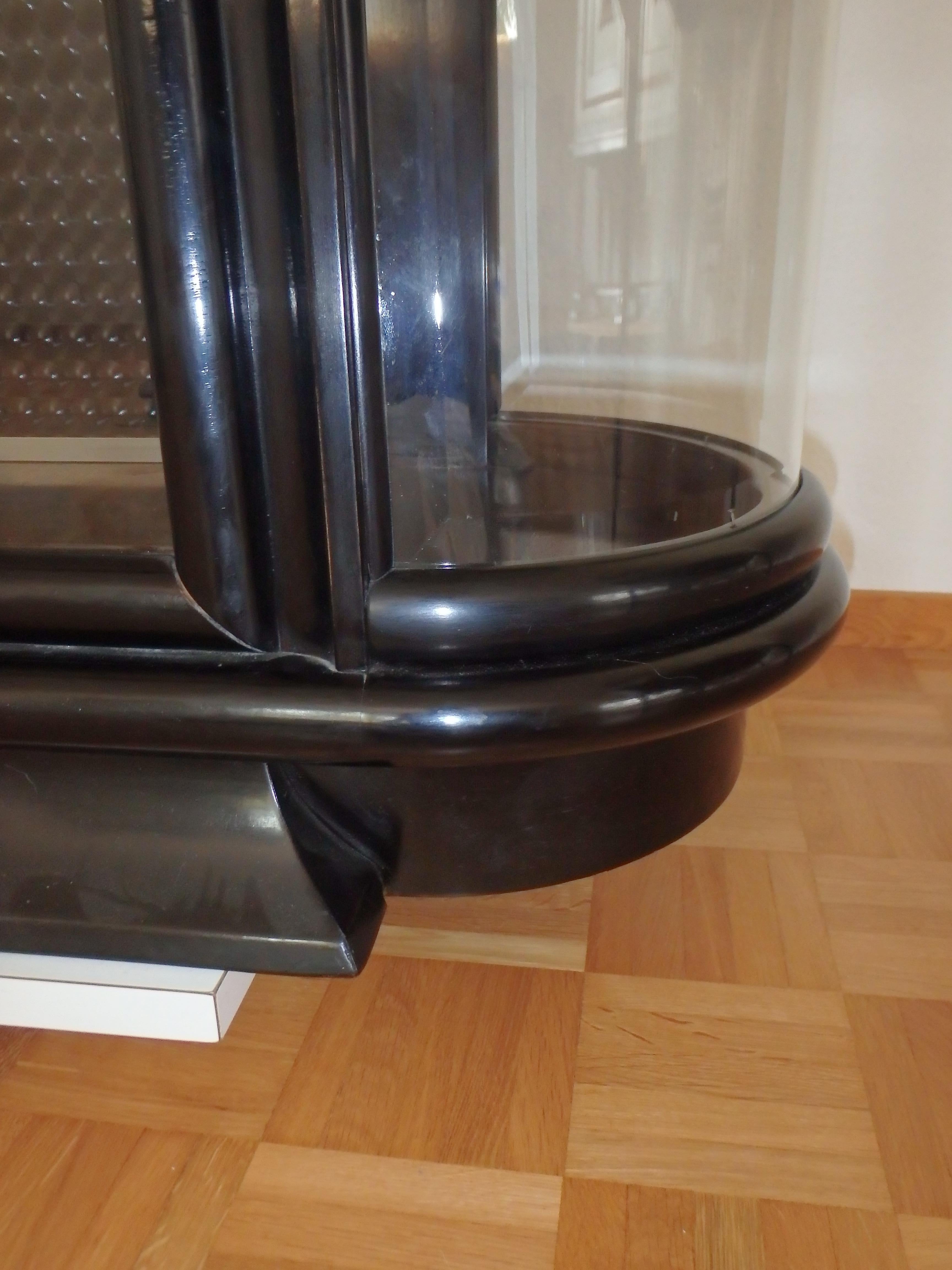Schwarze Vitrine oder niedriges Karton im Art déco-Stil mit Glasplatte an den Rändern im Angebot 5