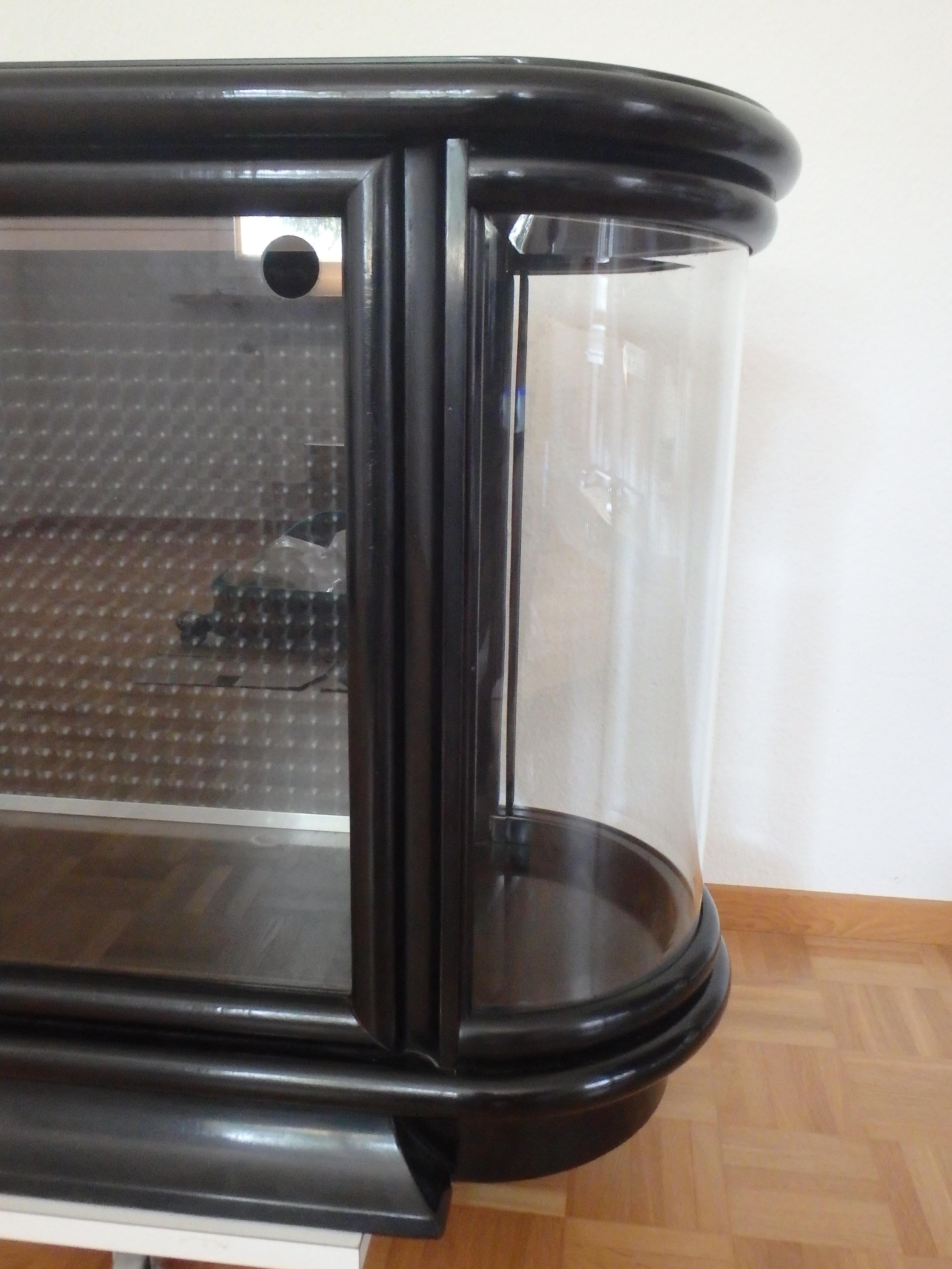 Schwarze Vitrine oder niedriges Karton im Art déco-Stil mit Glasplatte an den Rändern im Angebot 6