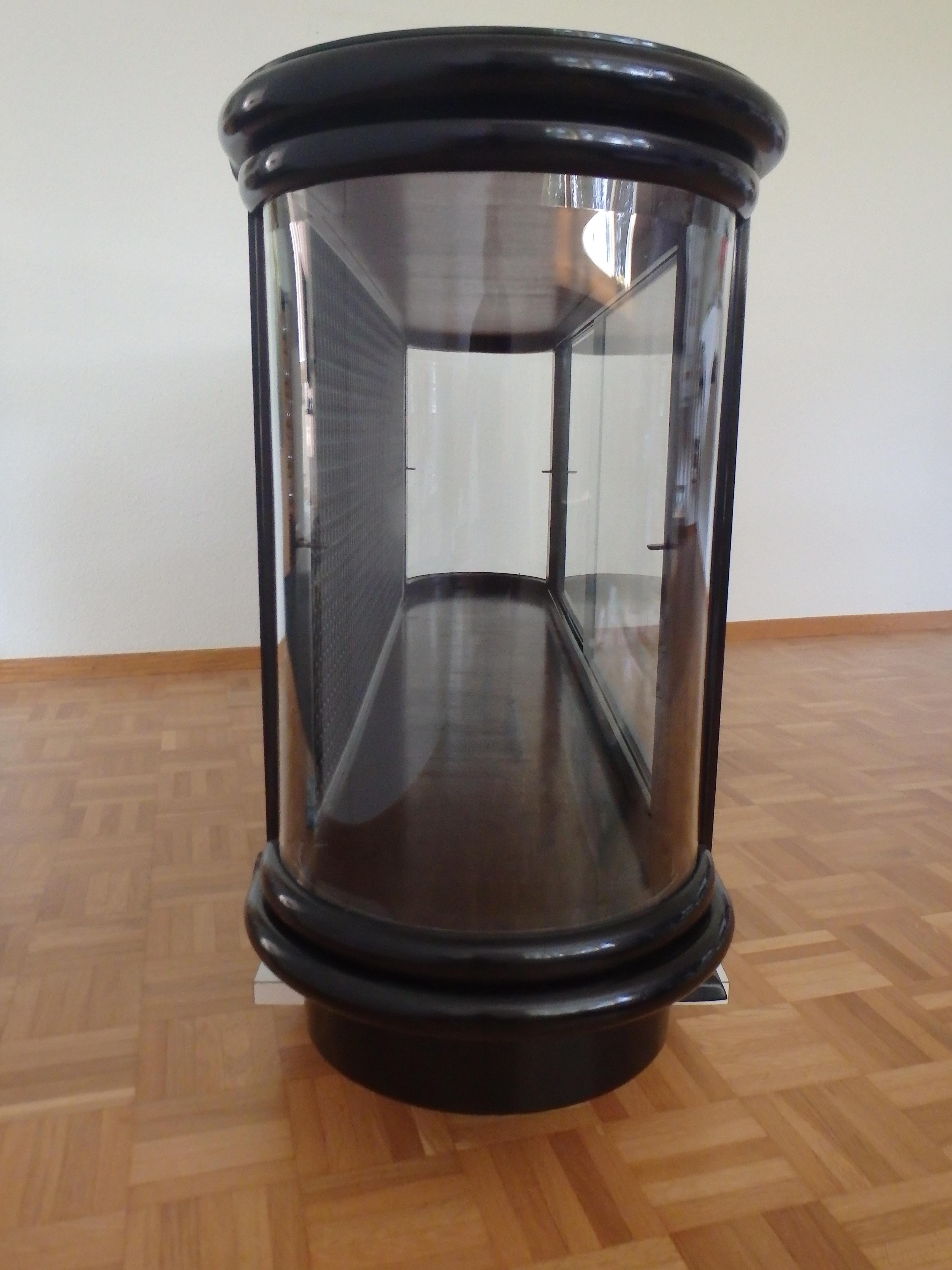 Schwarze Vitrine oder niedriges Karton im Art déco-Stil mit Glasplatte an den Rändern im Angebot 11