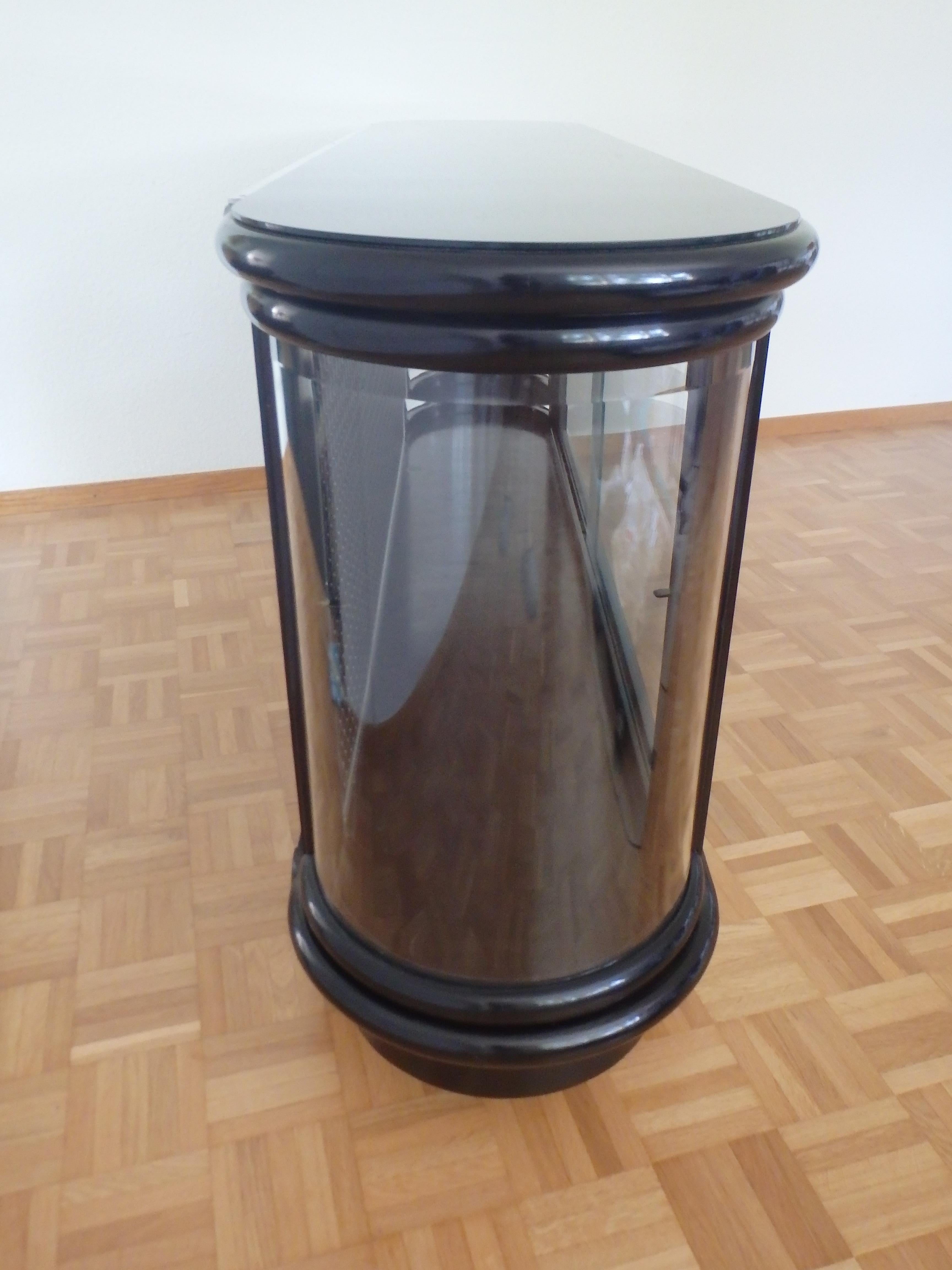 Schwarze Vitrine oder niedriges Karton im Art déco-Stil mit Glasplatte an den Rändern im Angebot 12
