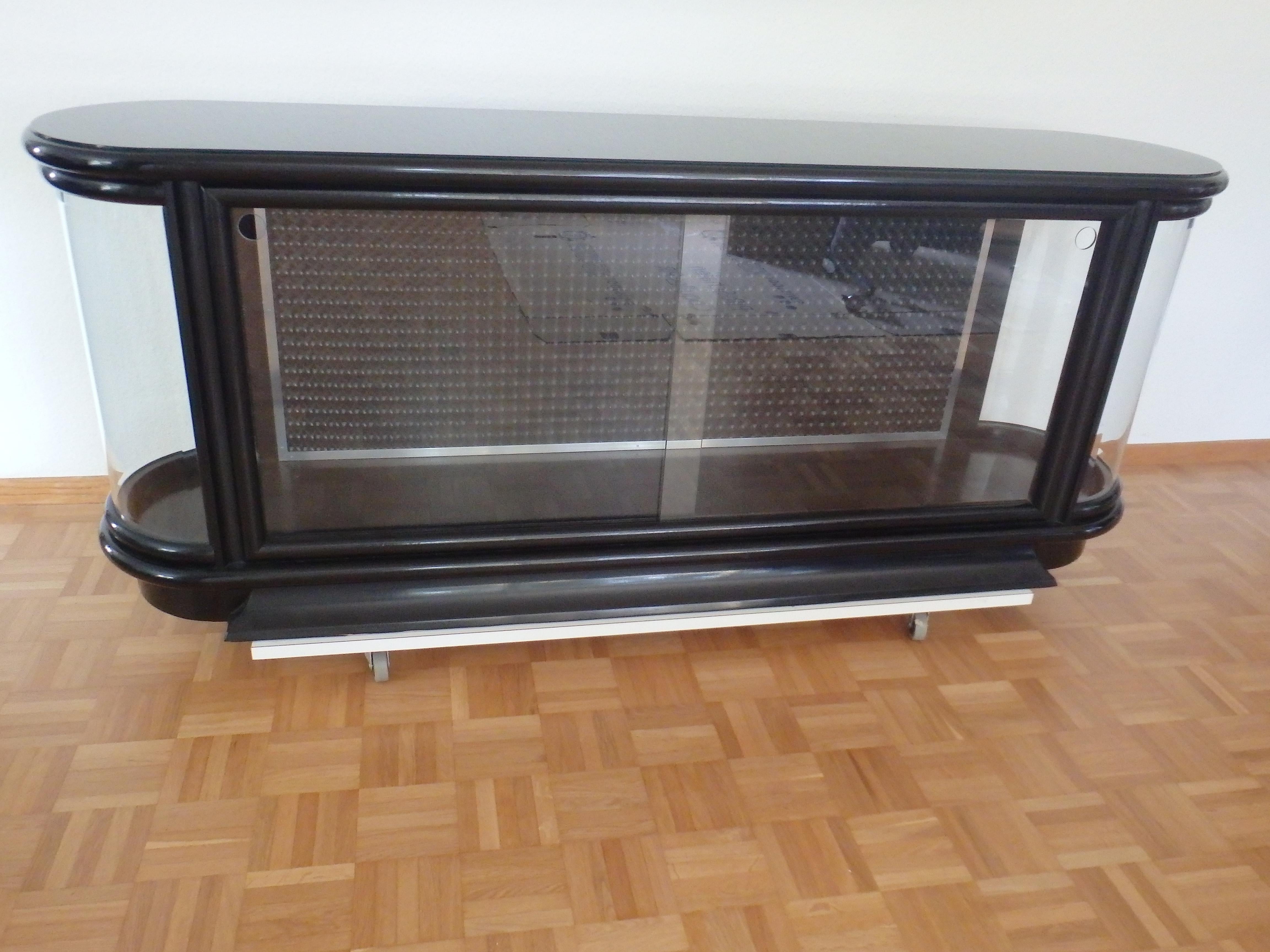 Schwarze Vitrine oder niedriges Karton im Art déco-Stil mit Glasplatte an den Rändern im Angebot 14