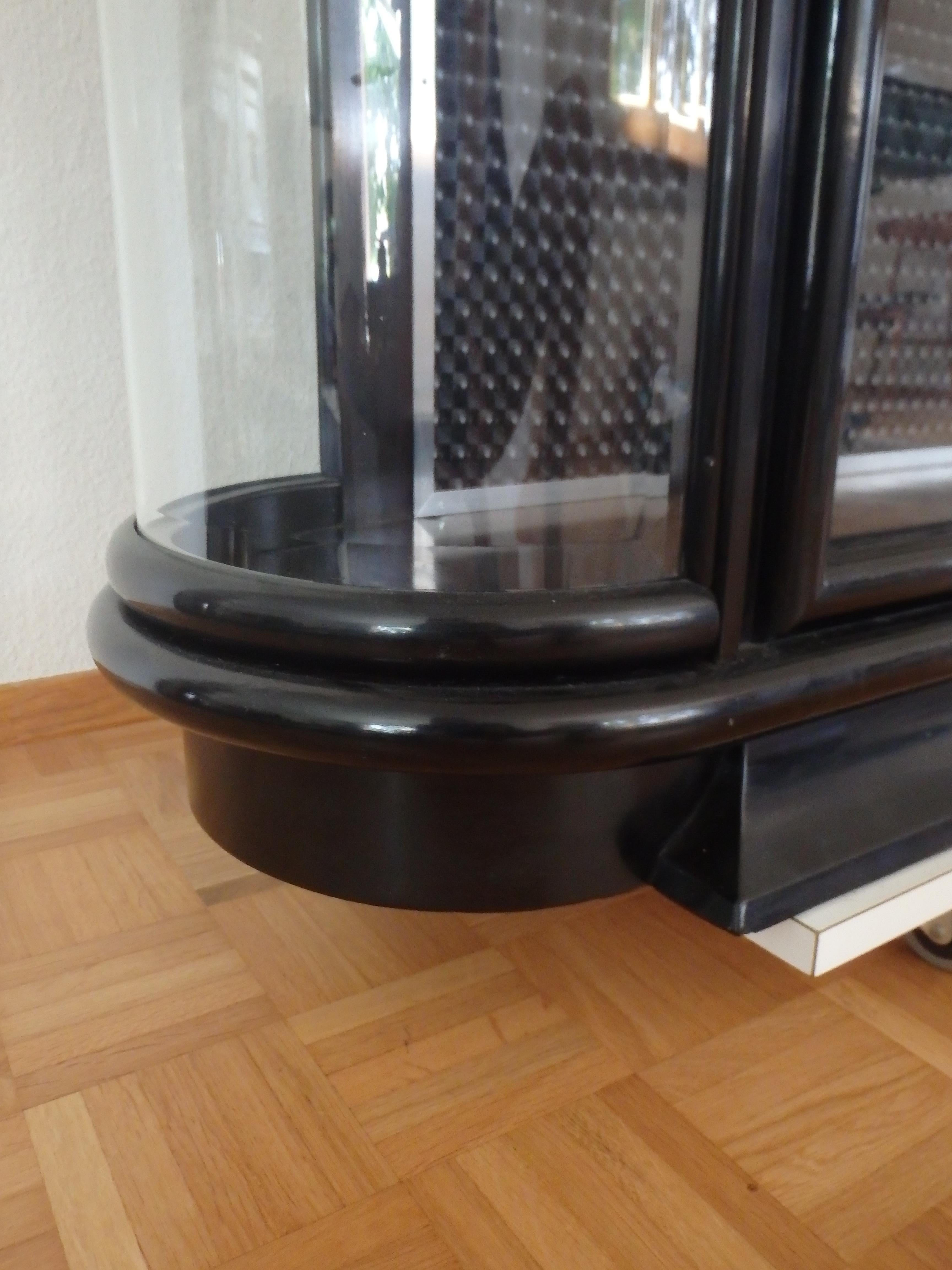 Schwarze Vitrine oder niedriges Karton im Art déco-Stil mit Glasplatte an den Rändern im Angebot 4