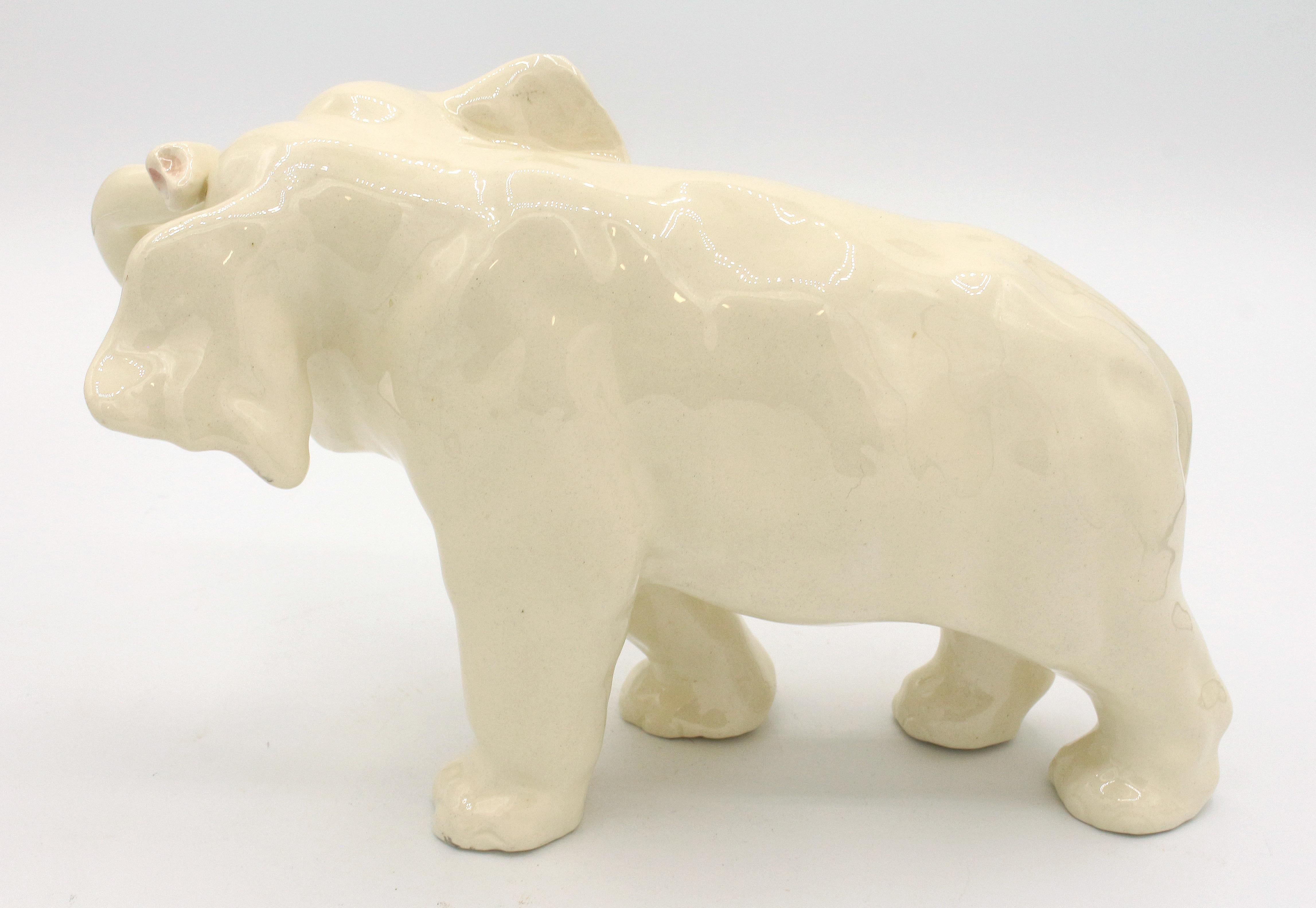 Éléphant en porcelaine blanc de chine, Autriche, période Art déco. Ébréchure au bout de l'oreille et à l'avant du pied droit. 5 3/4