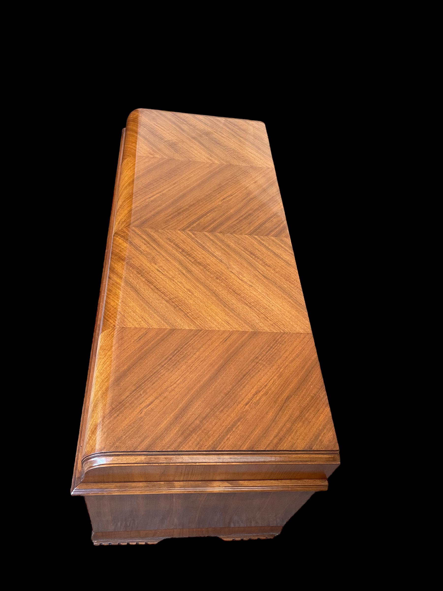 A quality Art Deco cedar wood blanket box by the renowned American Lane Company.
Superb walnut detailing, with original locking mechanism and retaining its paper marketing labelling, although the guarantee expired in September 1945!
The box opens