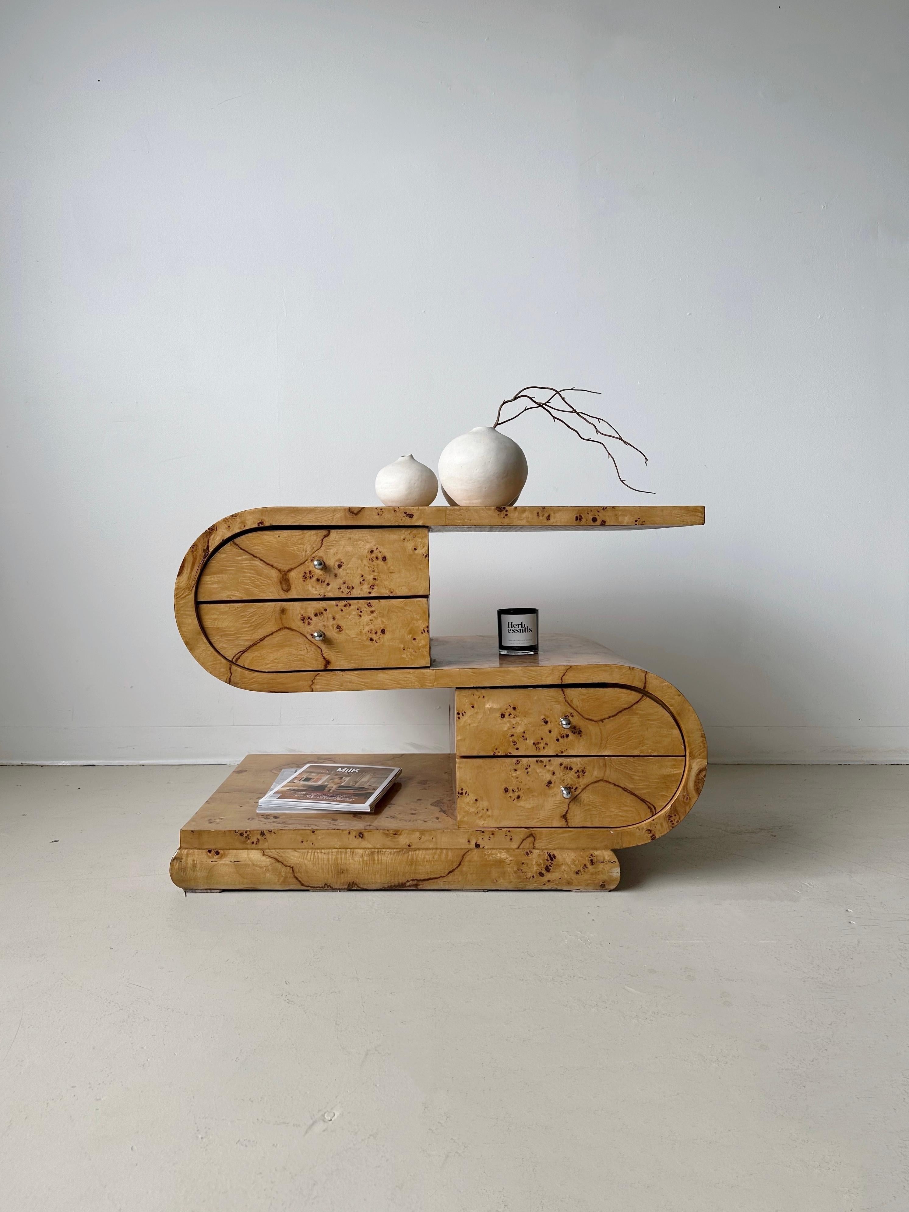 Table d'appoint / console Art Déco en placage de ronce de noyer blanchi avec étagères et tiroirs sur les deux côtés

//

Dimensions :
35 