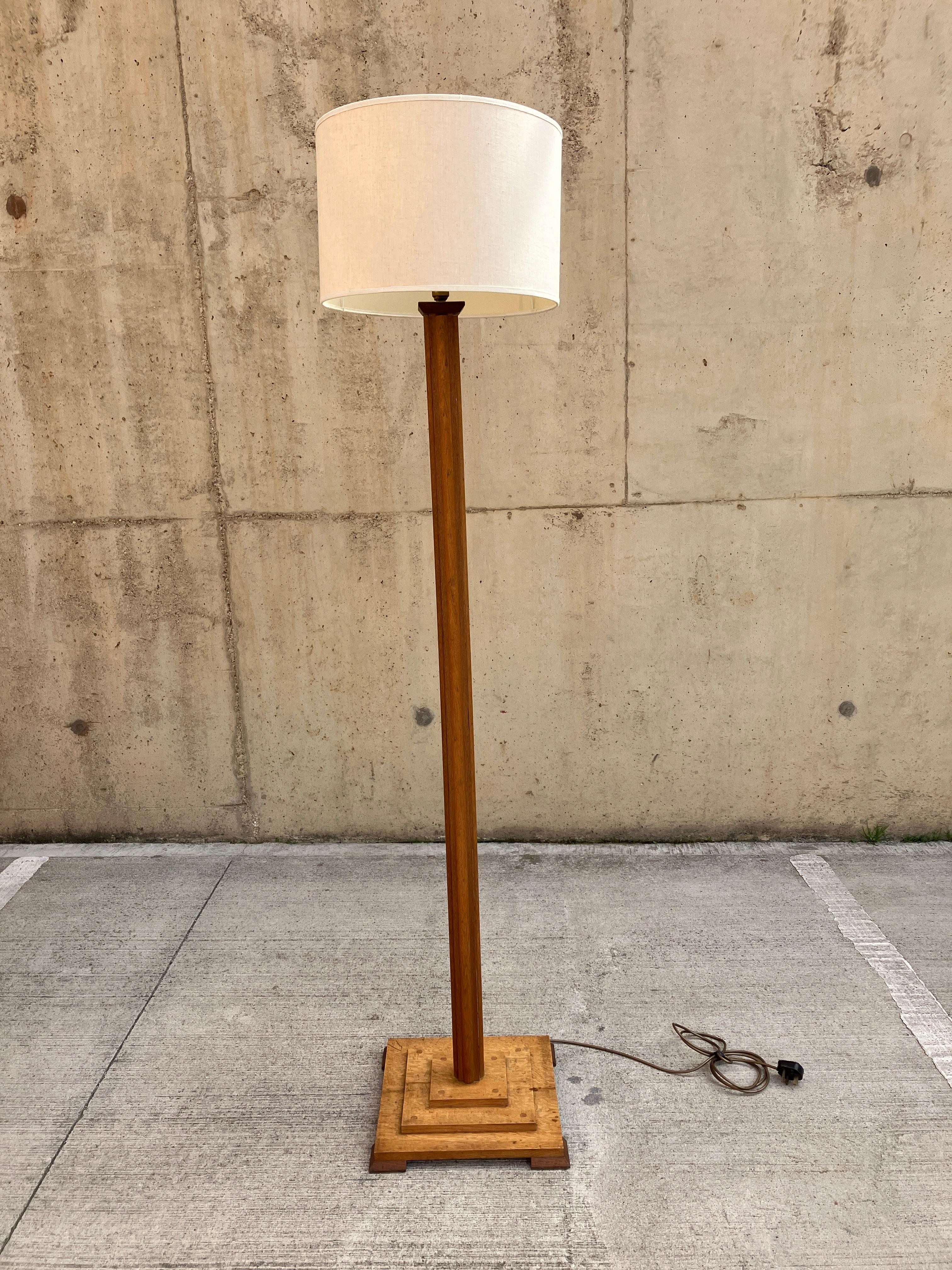 Une magnifique lampe standard en chêne massif. Ce lampadaire date de l'époque Art déco des années 1920. La lampe est très haute, 160 cm (sans l'abat-jour), et possède une élégante tige décorative. La lampe est fabriquée en chêne massif et présente