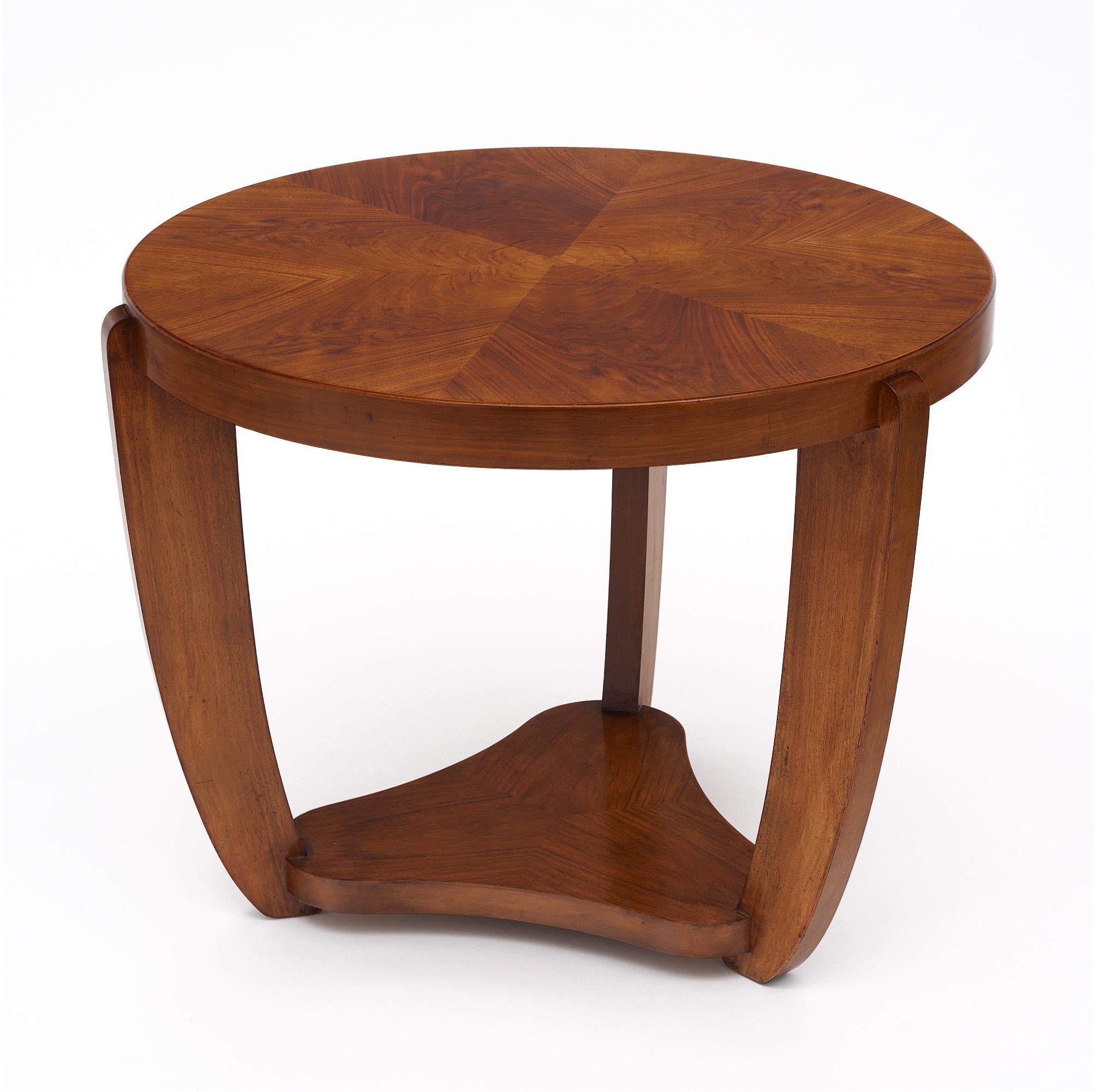 Guéridon d'époque Art Déco en noyer blond. La table architecturale de 1930 est dotée de trois pieds incurvés reliant le plateau épais et le piétement triangulaire. Nous avons adoré le plateau en noyer figuré.
